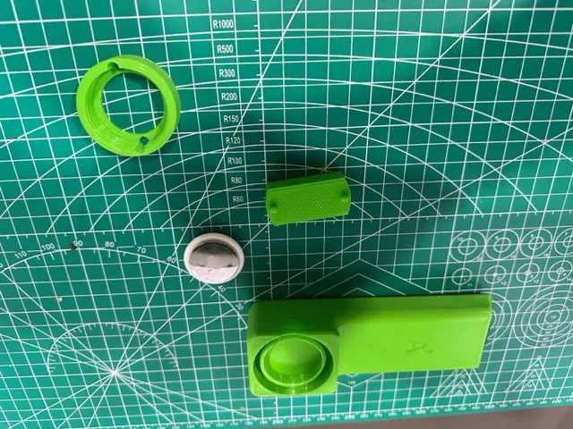 Giá đỡ điều khiển FireTV tích hợp AirTag