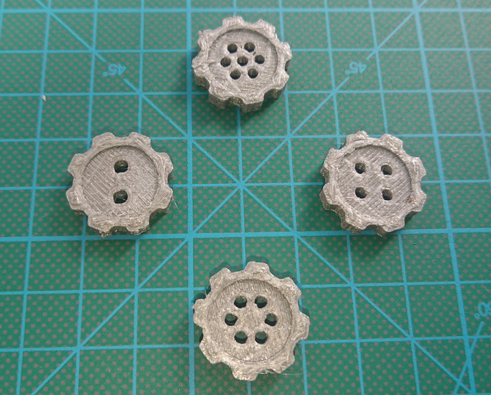 Nút hình bánh răng với nhiều lỗ khác nhau