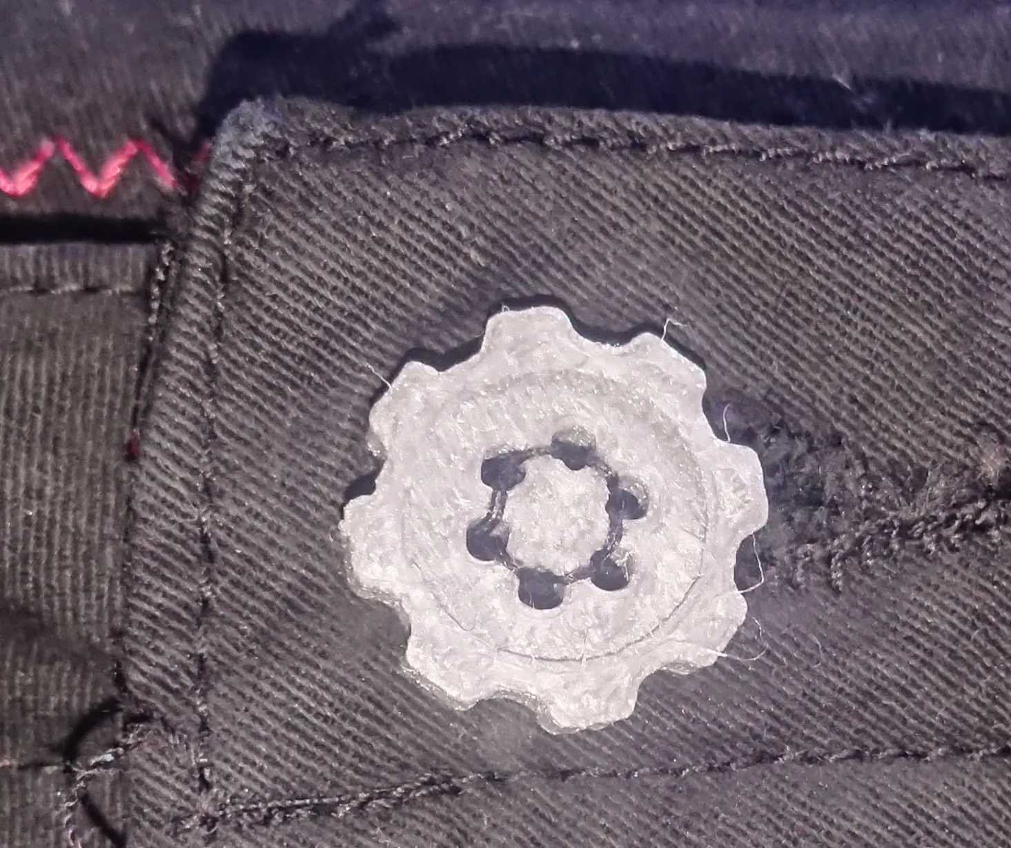 Nút hình bánh răng với nhiều lỗ khác nhau