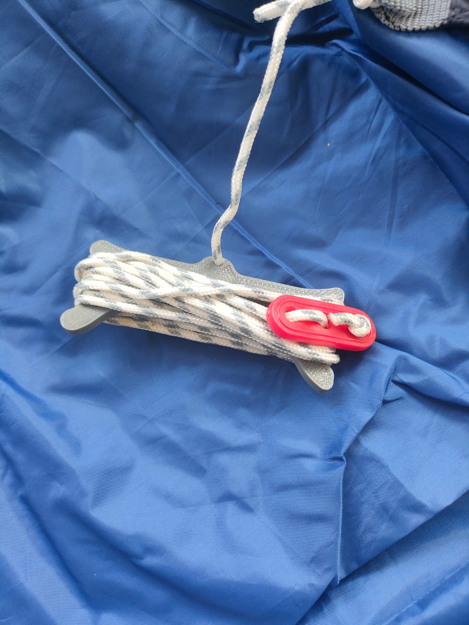 Giá đỡ dây cuốn cho cọc của lều Quechua