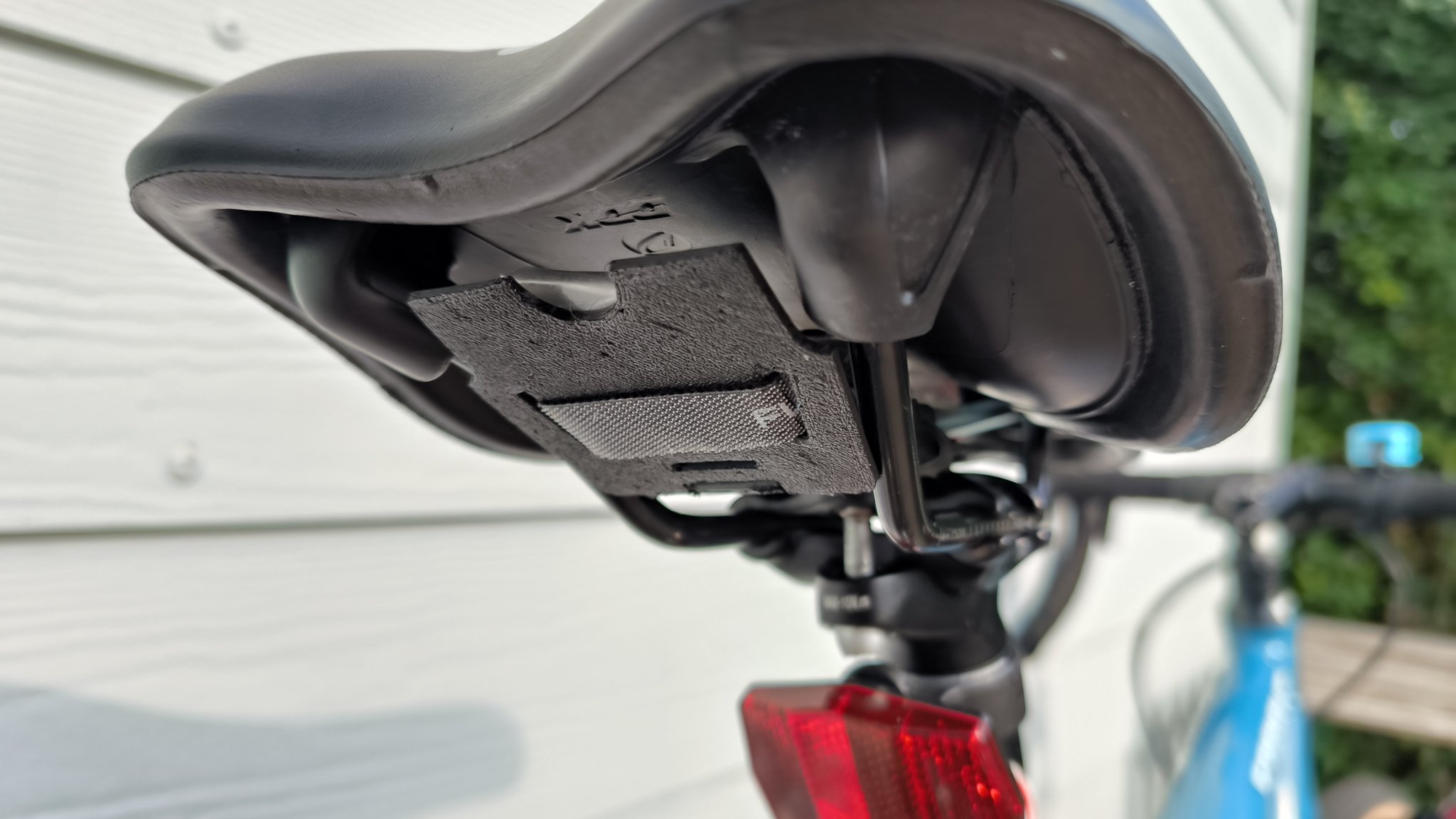 Ngăn chứa bí mật trên yên xe cho đồ dùng nhỏ gọn