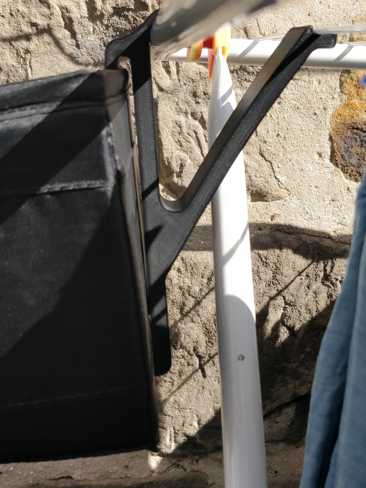 Giá treo hộp giặt đồ gọn gàng từ Ikea