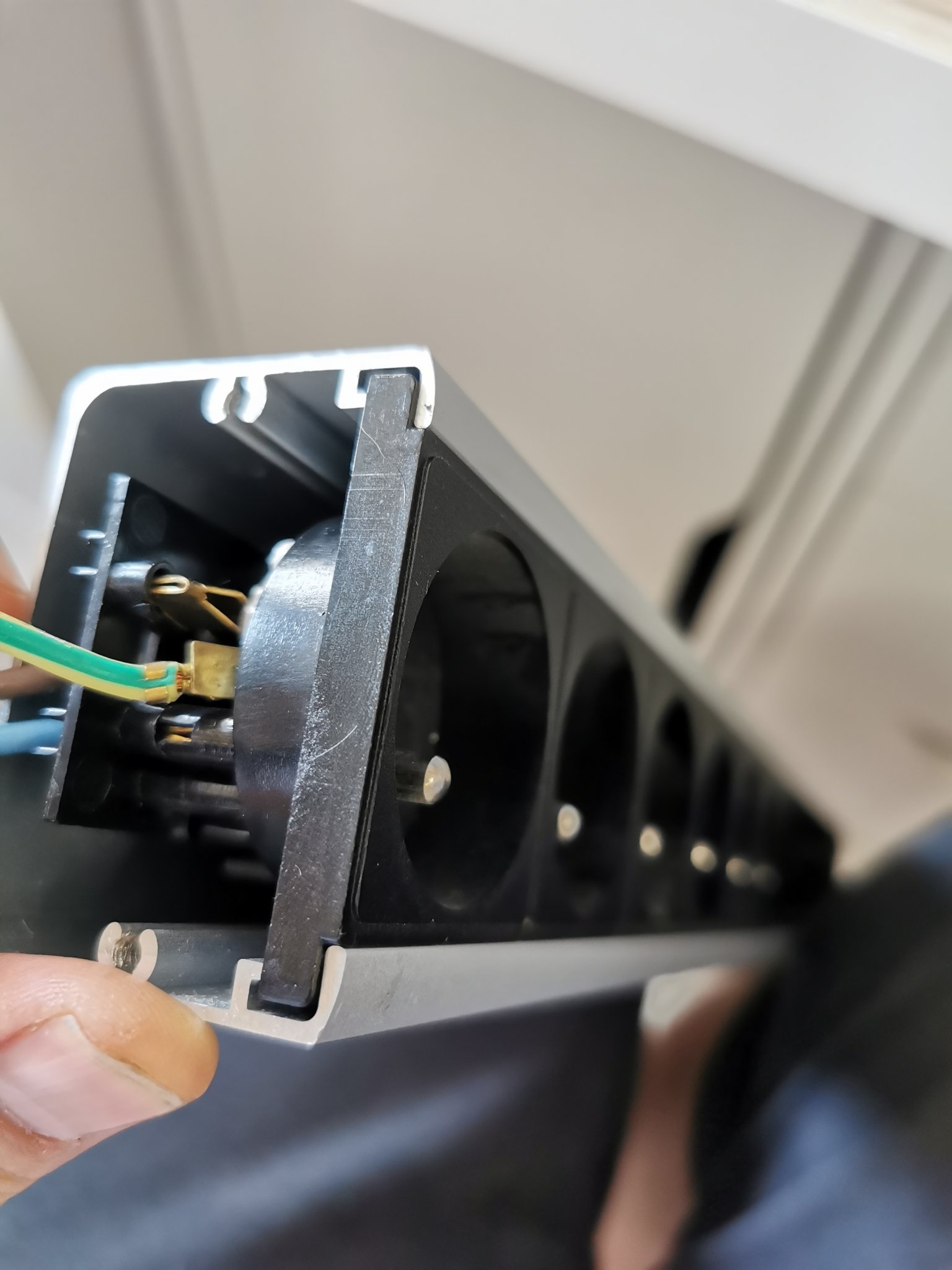 Bộ phân phối điện 19" cho rack BOWI với đồng hồ đo Keweisi