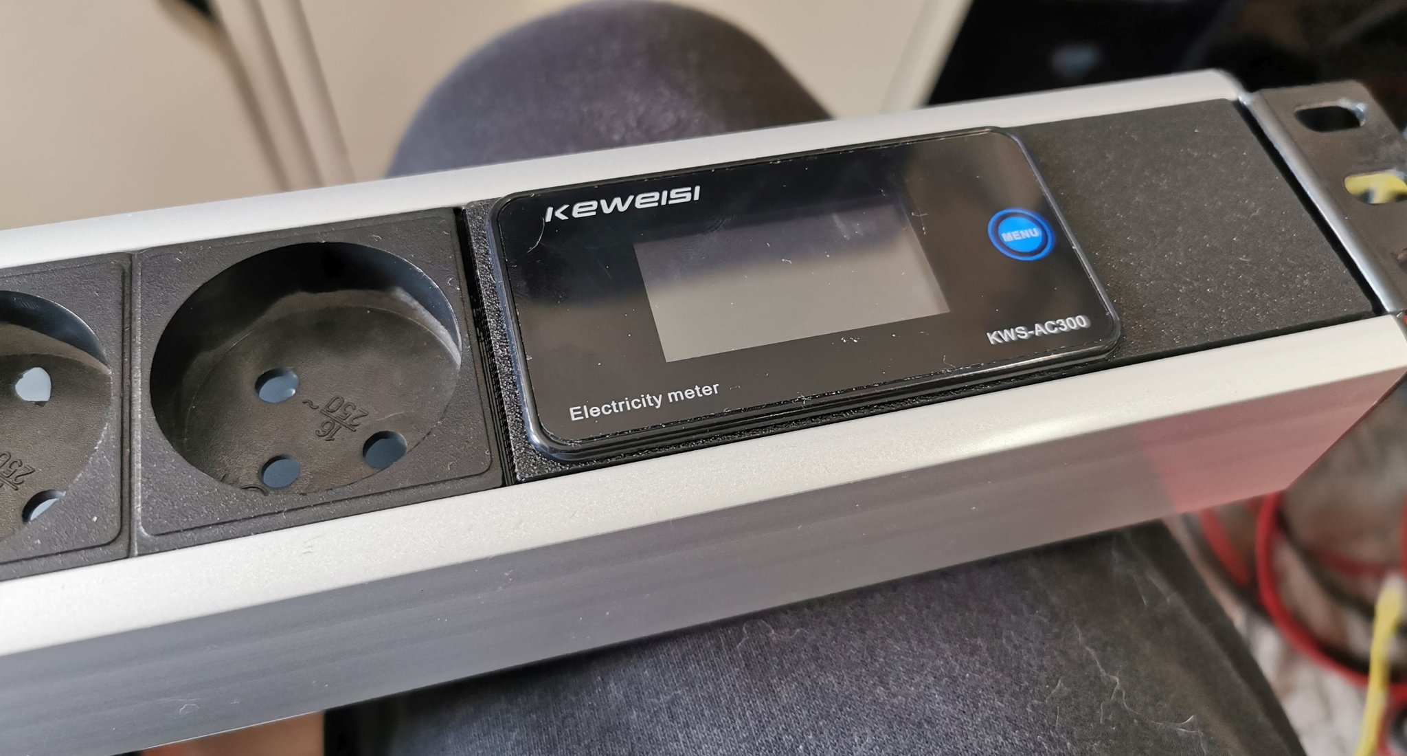 Bộ phân phối điện 19" cho rack BOWI với đồng hồ đo Keweisi