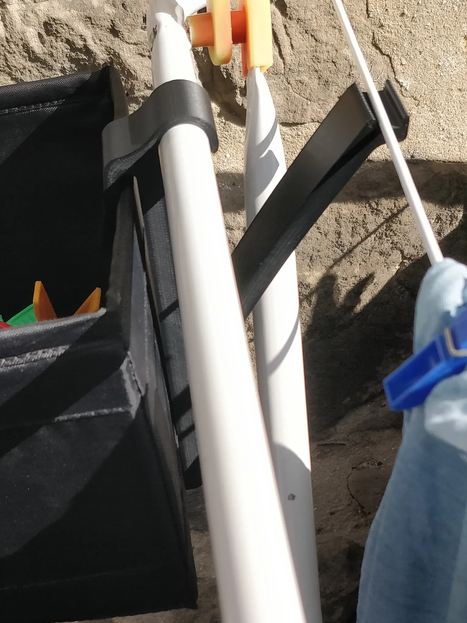 Giá treo hộp giặt đồ gọn gàng từ Ikea