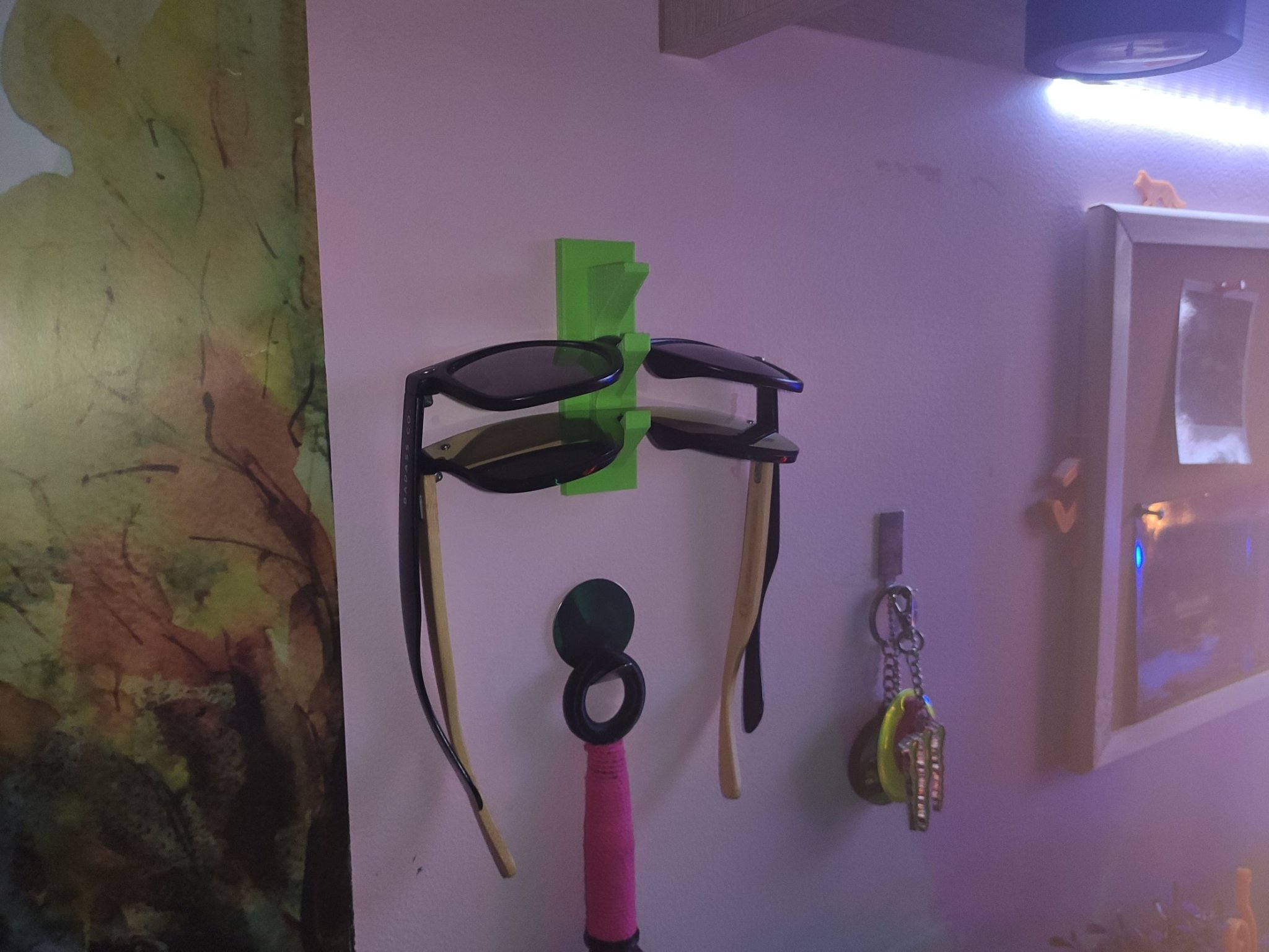 Giá đỡ kính mát đơn giản