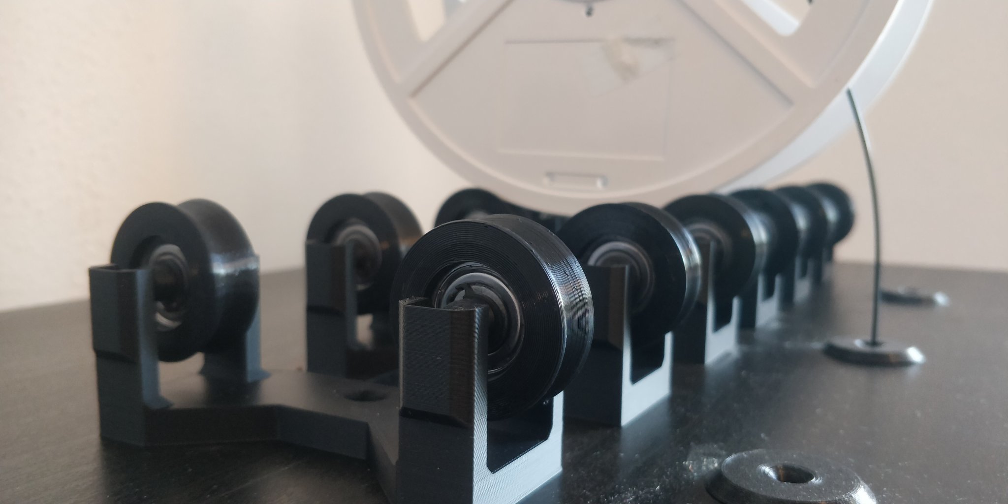 Giá đỡ cuộn filament yên tĩnh cho Prusa i3 MK3 với vòng bi và lốp