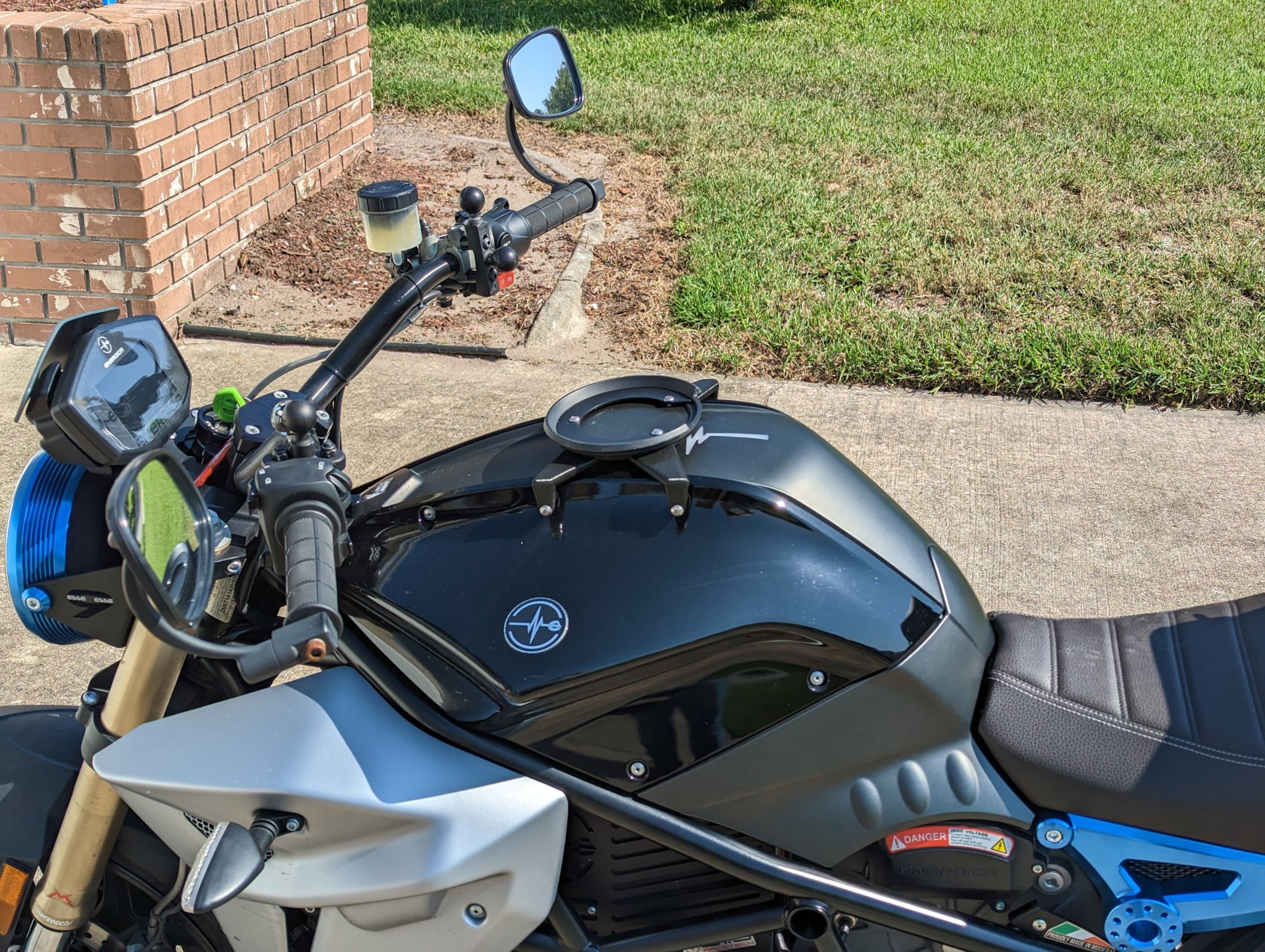 Giá đỡ Givi Tanklock cho xe máy điện Energica EsseEsse9