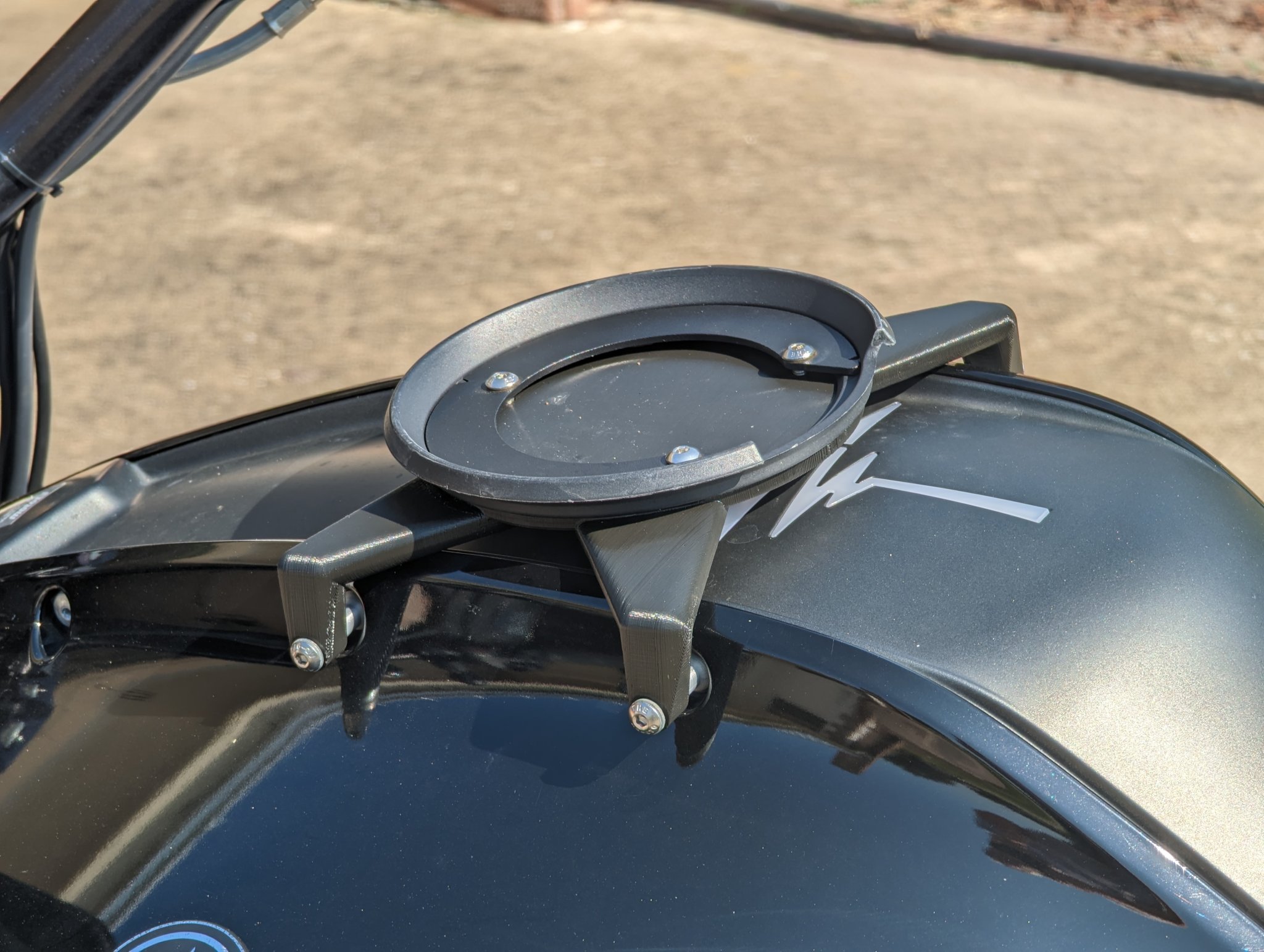 Giá đỡ Givi Tanklock cho xe máy điện Energica EsseEsse9