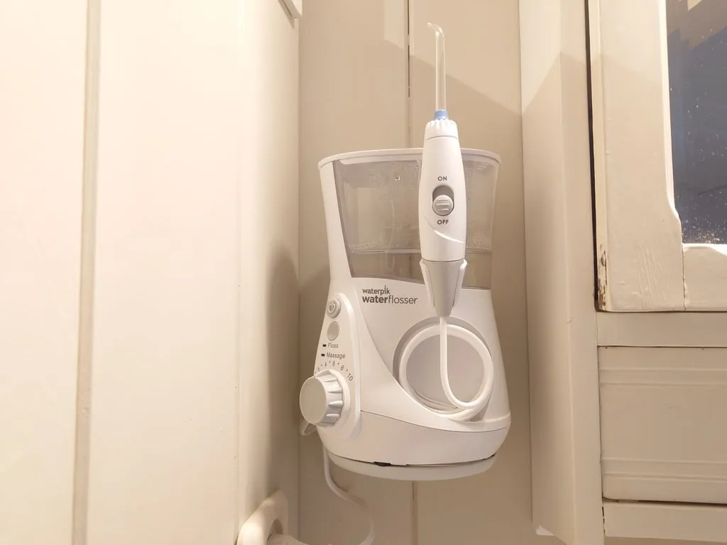 Giá đỡ tường cho máy tăm nước Waterpik WP-660