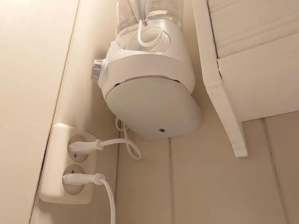 Giá đỡ tường cho máy tăm nước Waterpik WP-660