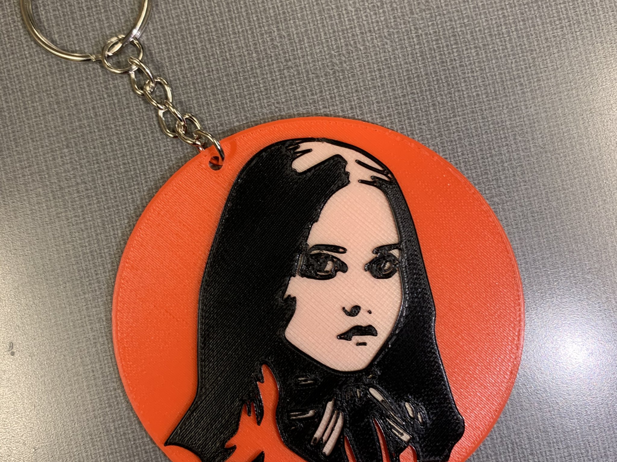 Móc chìa khóa M3gan từ bộ phim kinh dị mới ra mắt