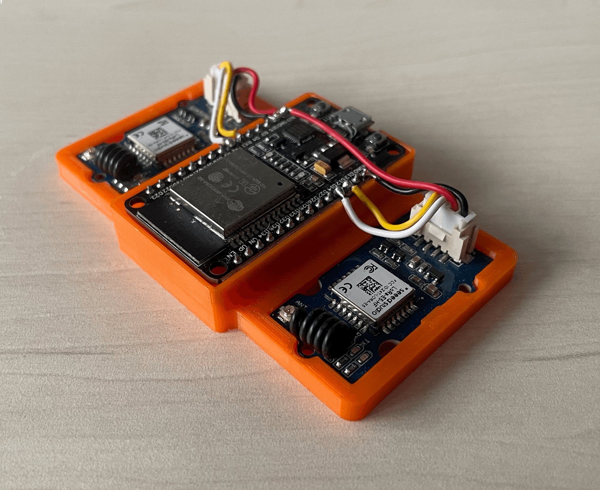 Vỏ bảo vệ cho ESP32 và hai mô-đun Grove LoRa E5