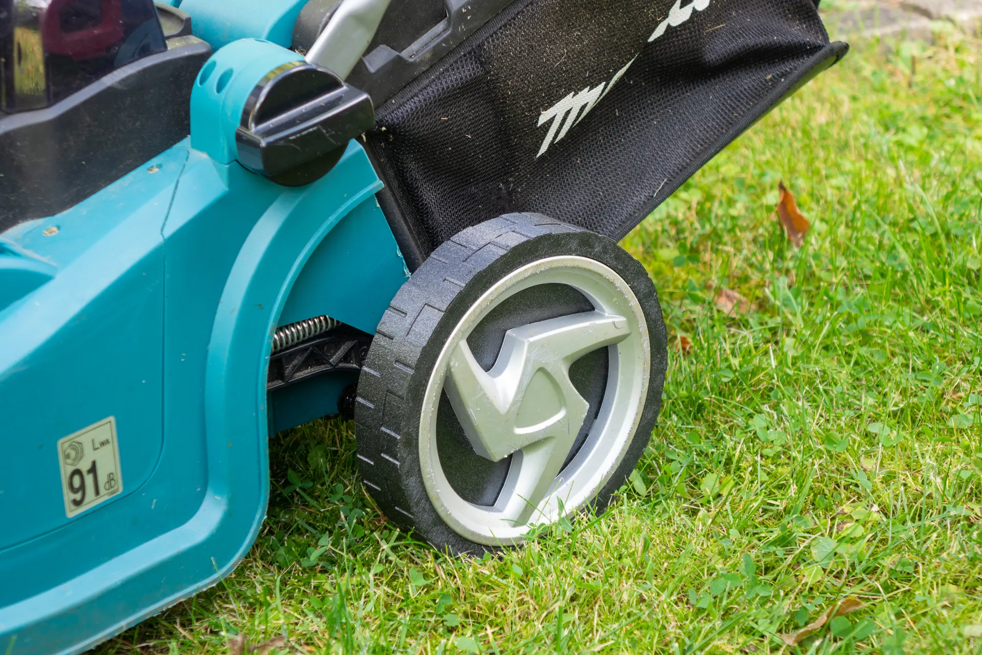 Bánh xe thay thế 7,5 inch cho máy cắt cỏ Makita (phía sau)