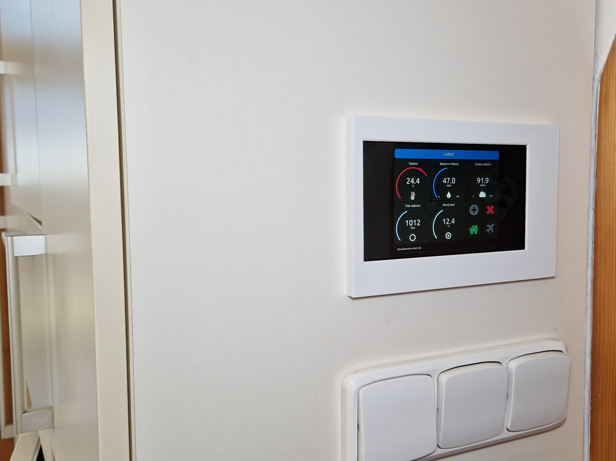 Bìa gắn tường cho màn hình LED 7 inch Waveshare