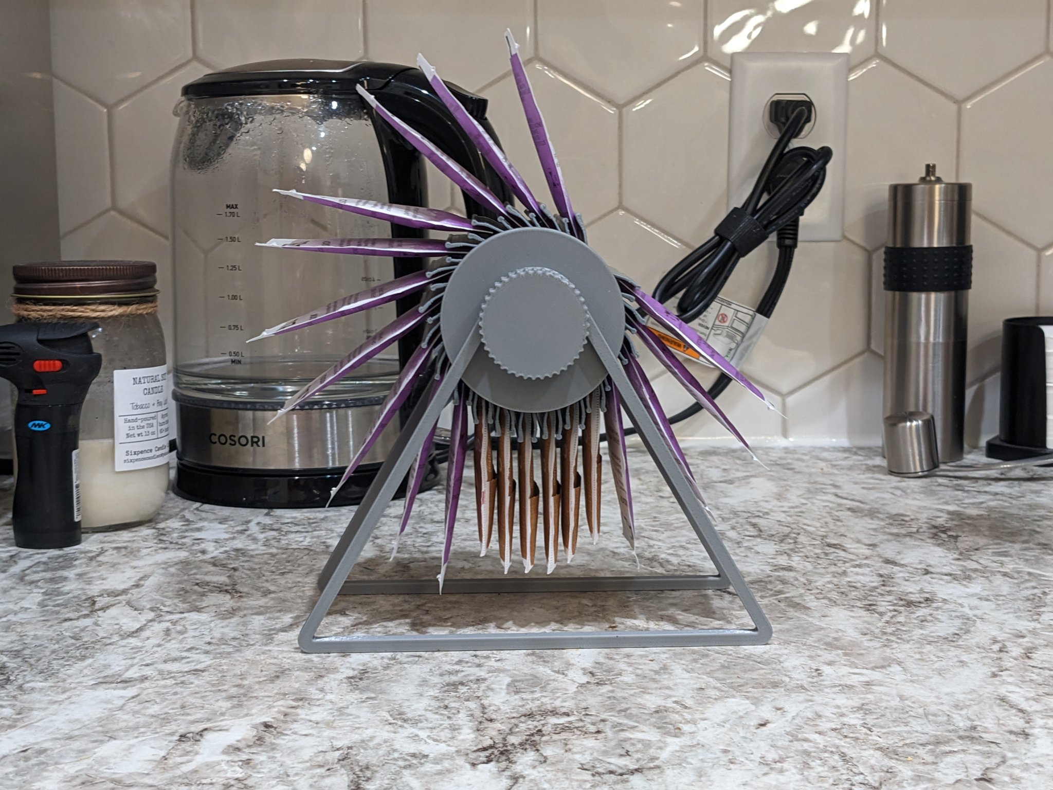 Giá đỡ túi trà đa năng với cơ chế kẹp cải tiến