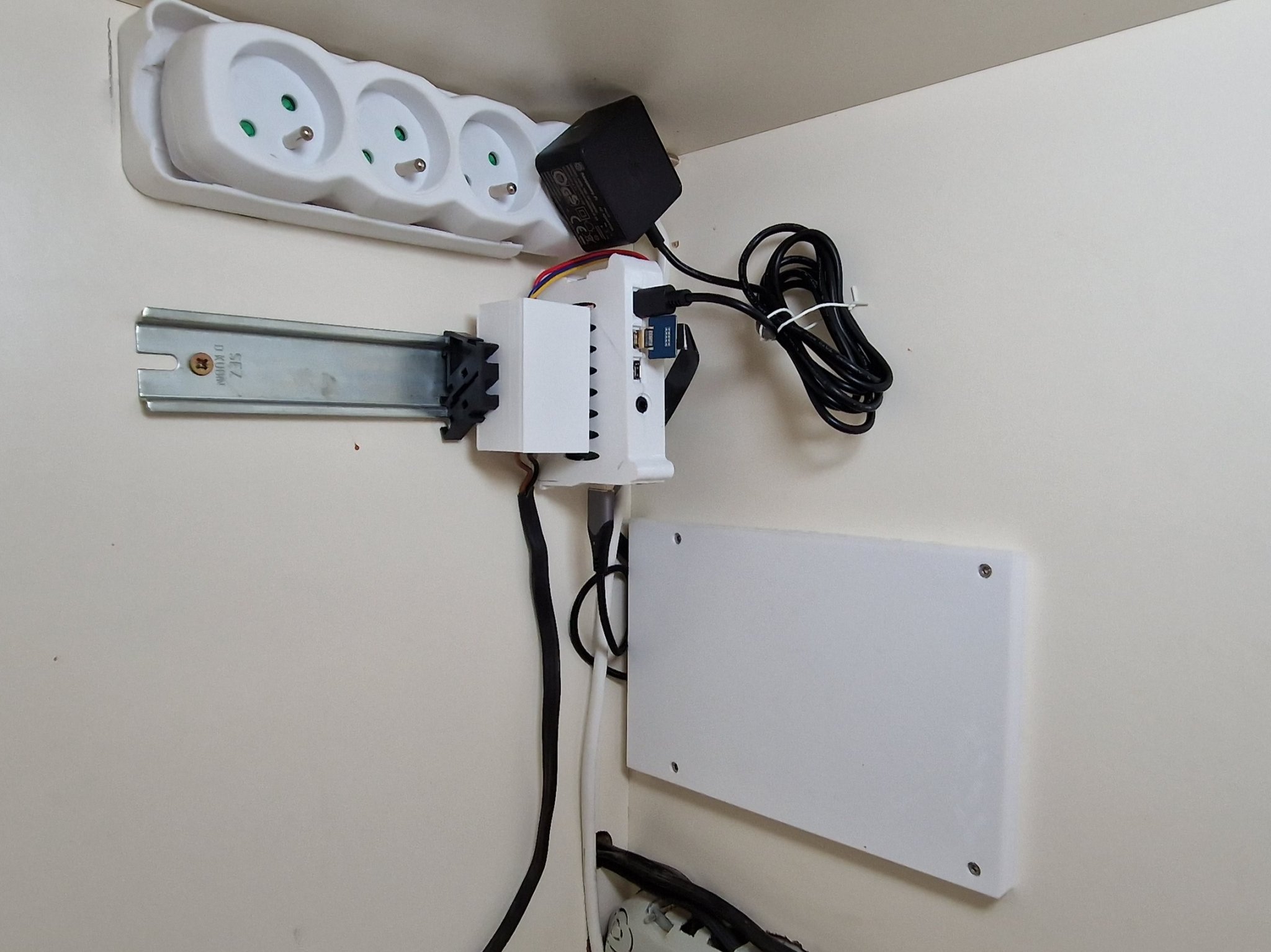 Bìa gắn tường cho màn hình LED 7 inch Waveshare