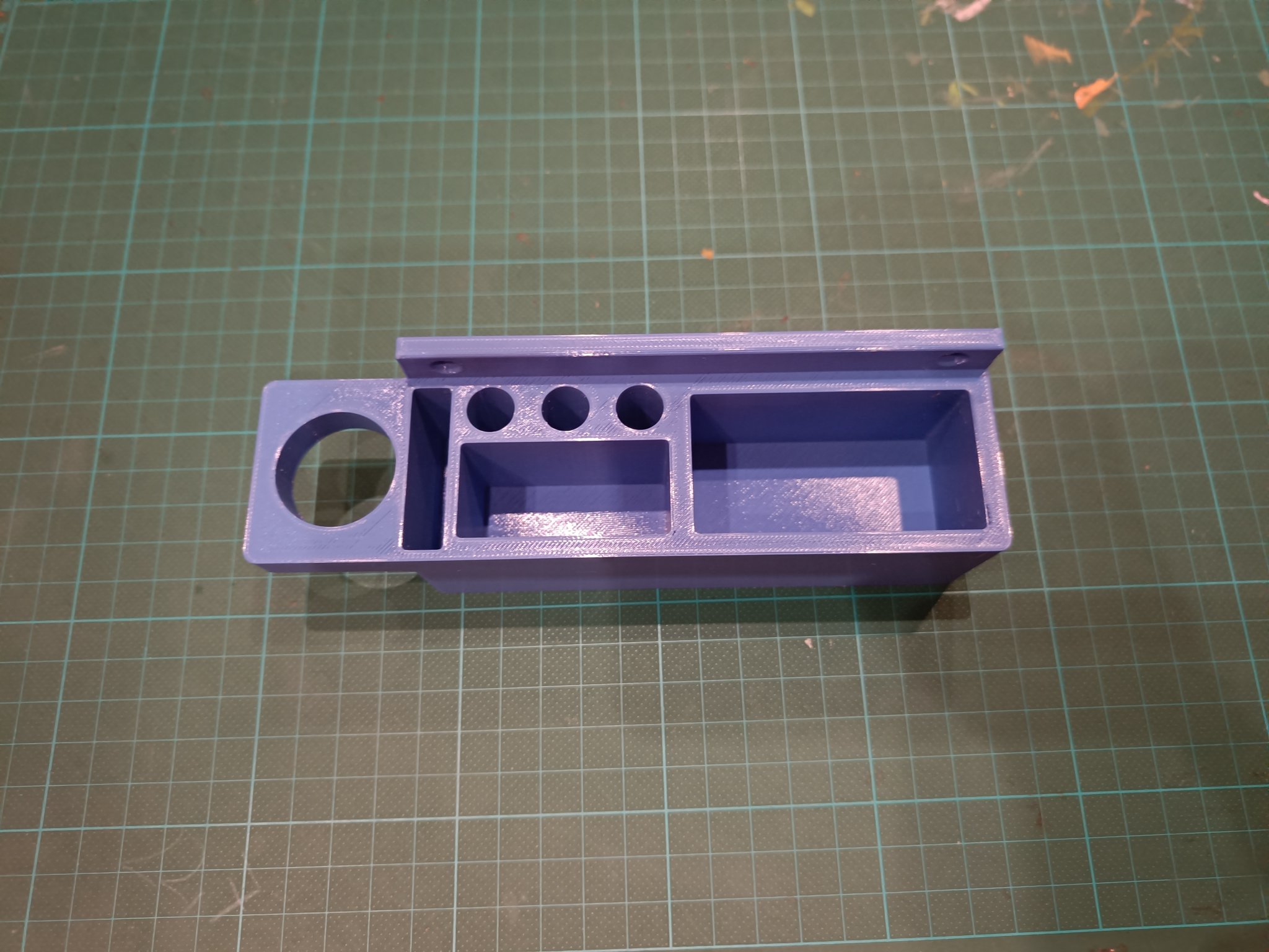 Giá đỡ tổ chức đồ dùng bên cạnh ghế sofa