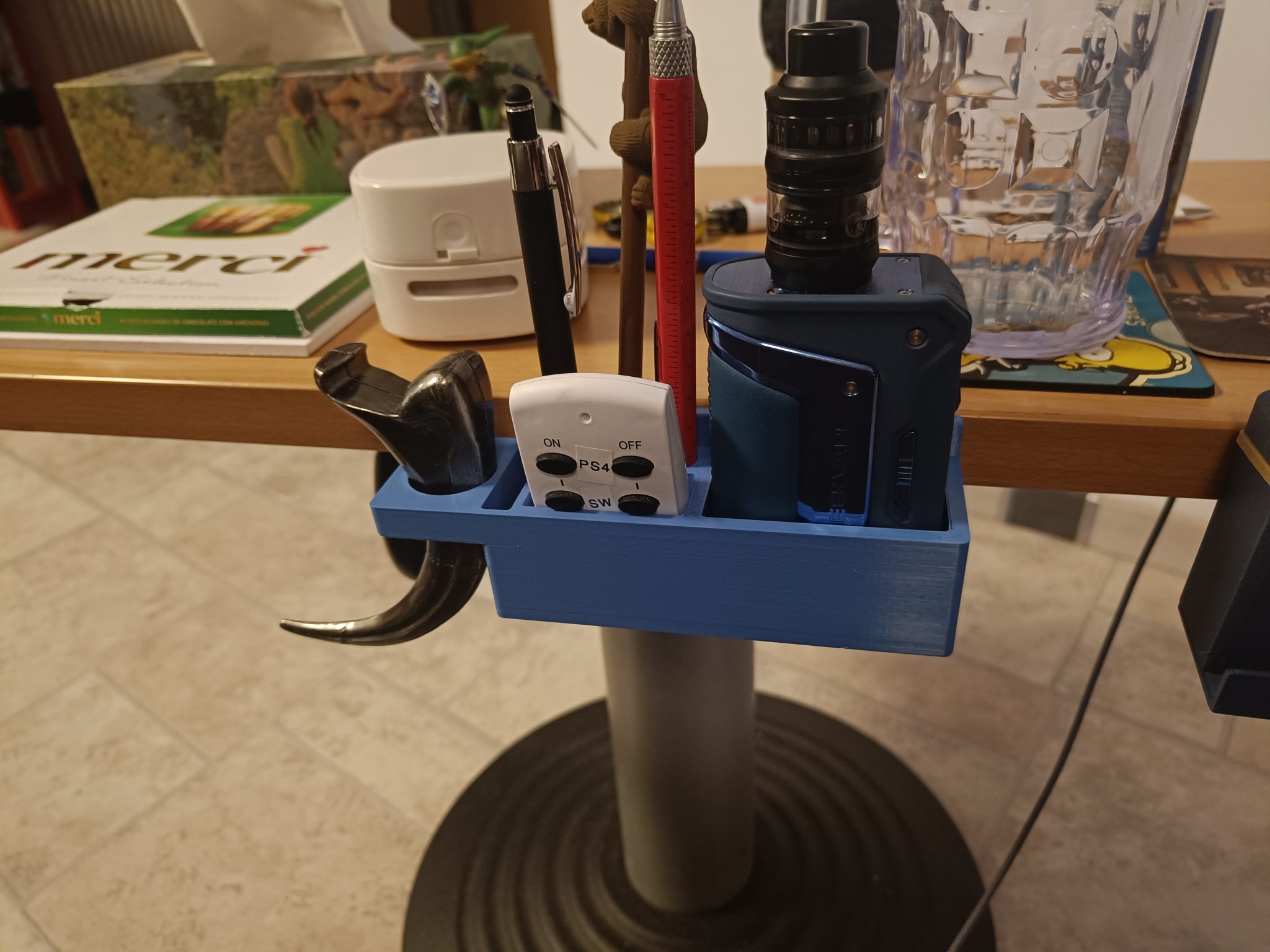 Giá đỡ tổ chức đồ dùng bên cạnh ghế sofa