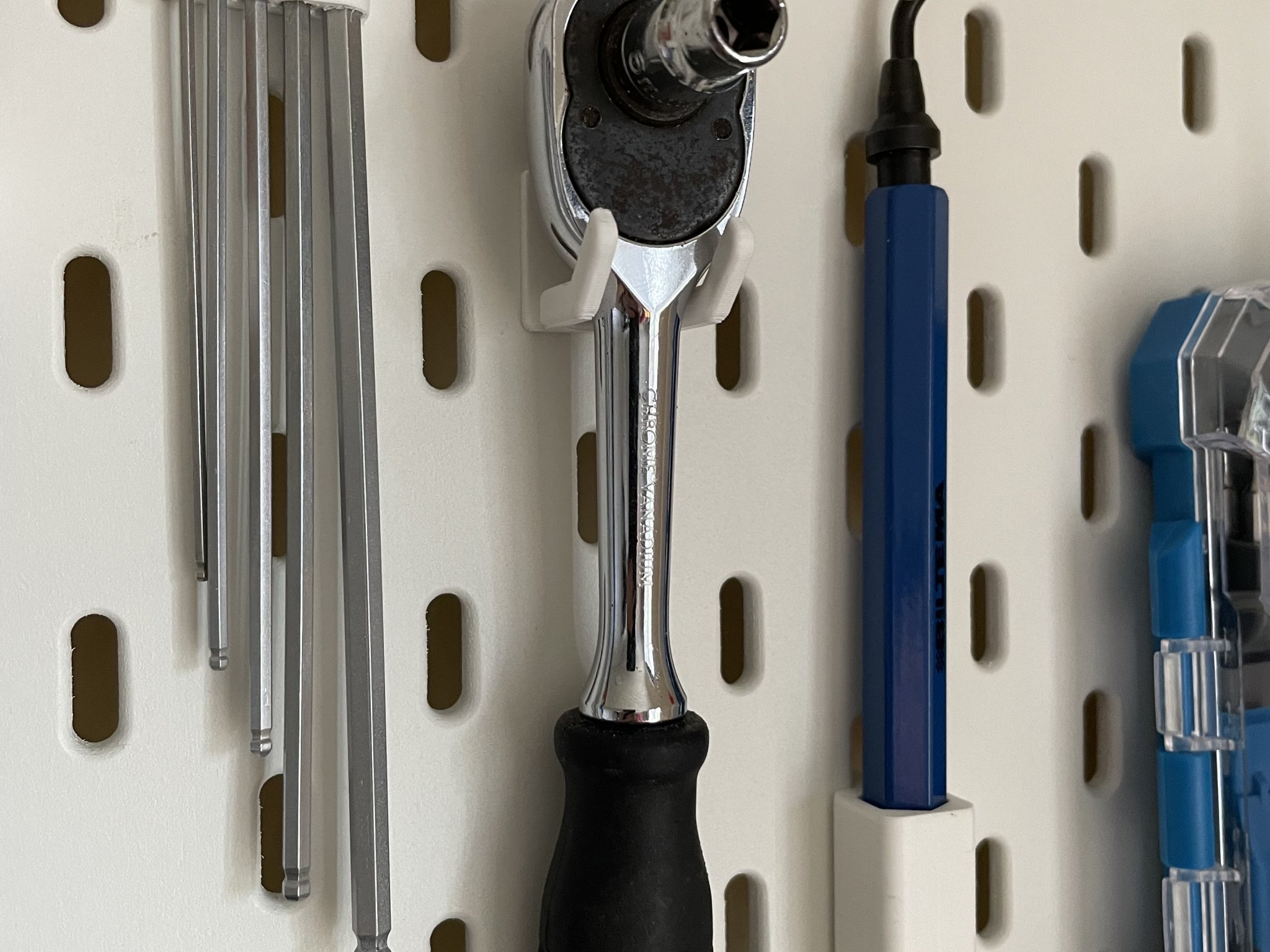 Giá đỡ Ratchet cho bảng ghim SKADIS của IKEA