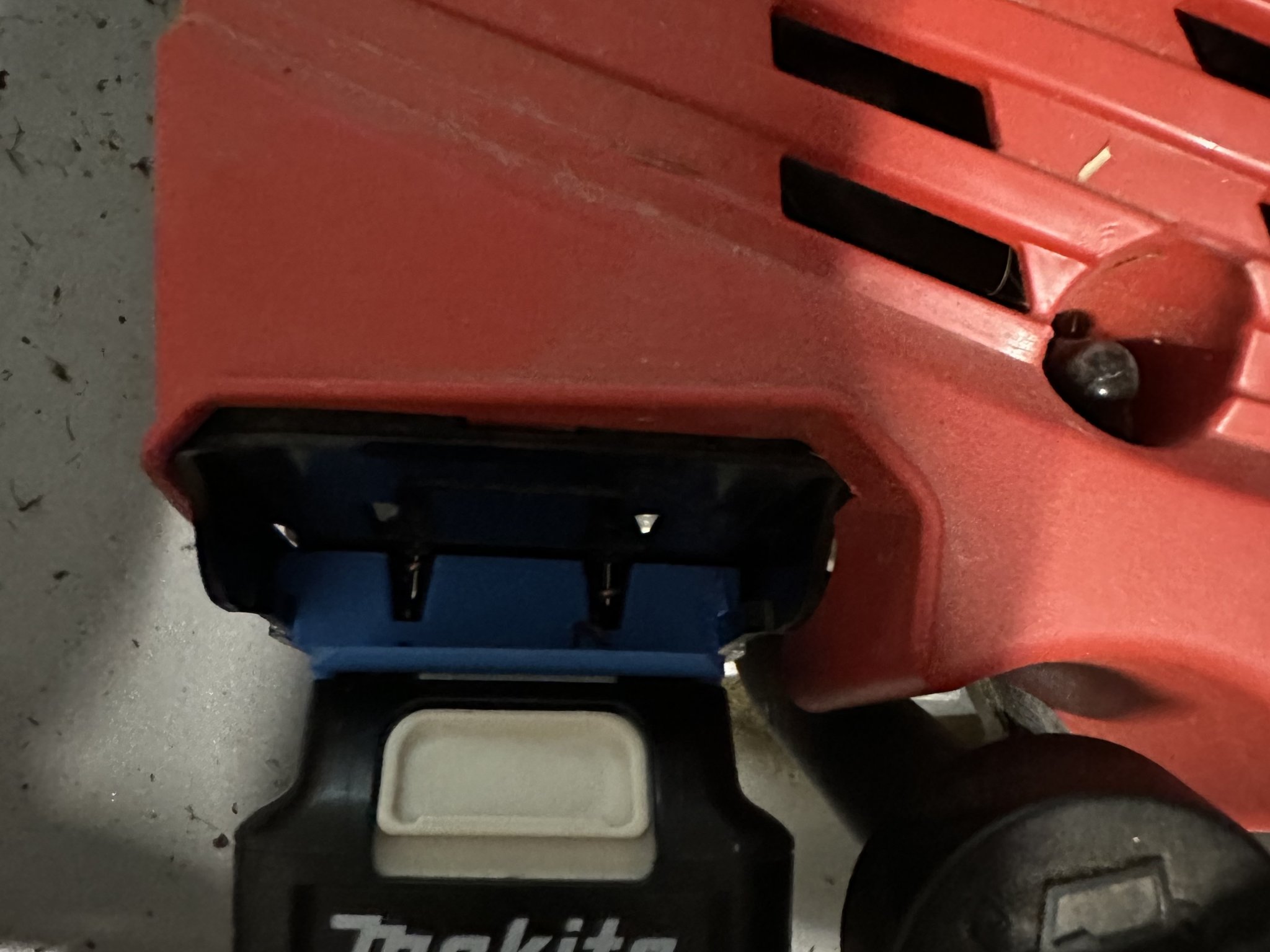 Bộ chuyển đổi pin Makita cho máy cắt cỏ 519 BRI