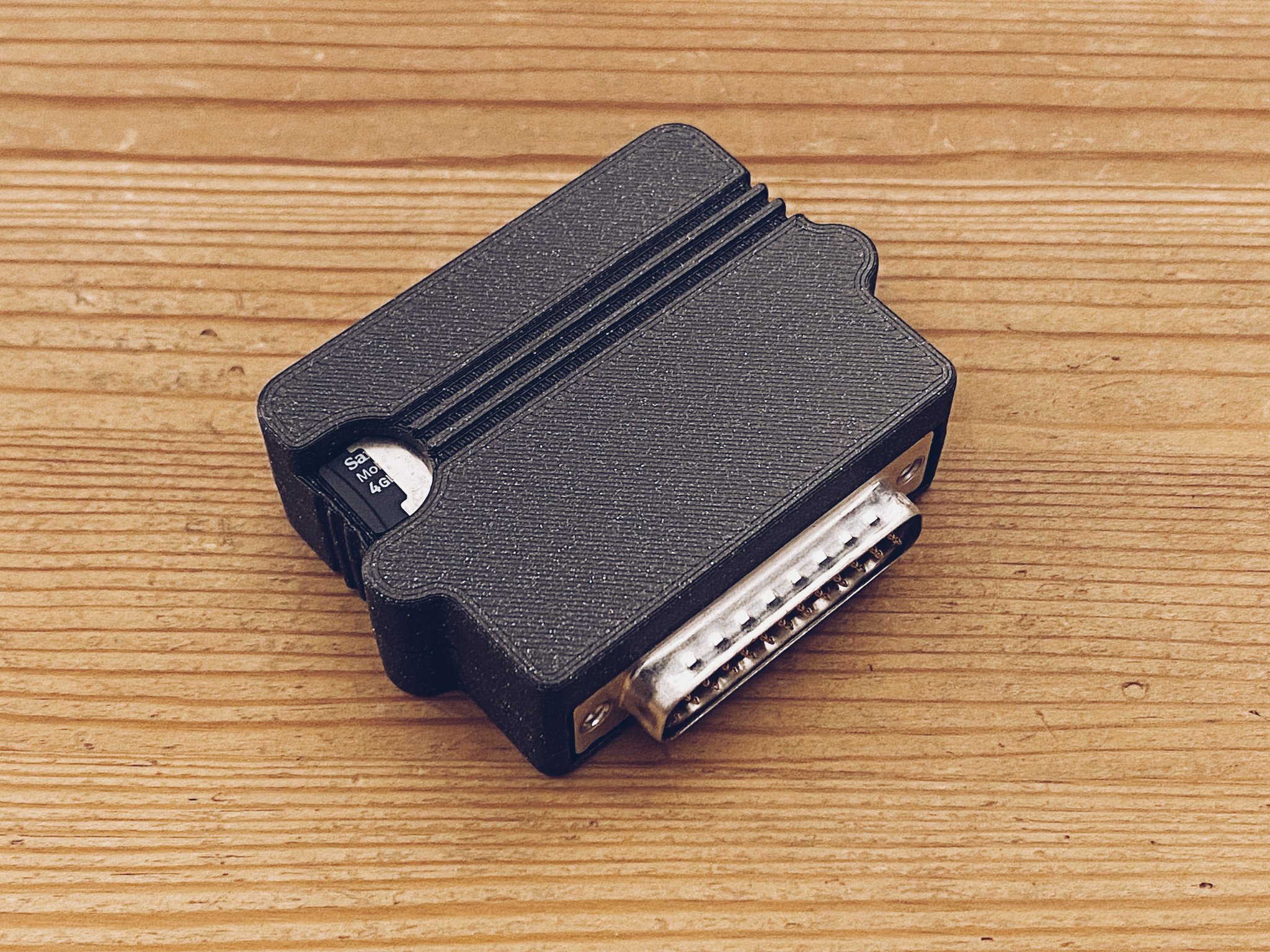 Vỏ ngoài BlueSCSI kiểu retro cho ổ cứng giả lập