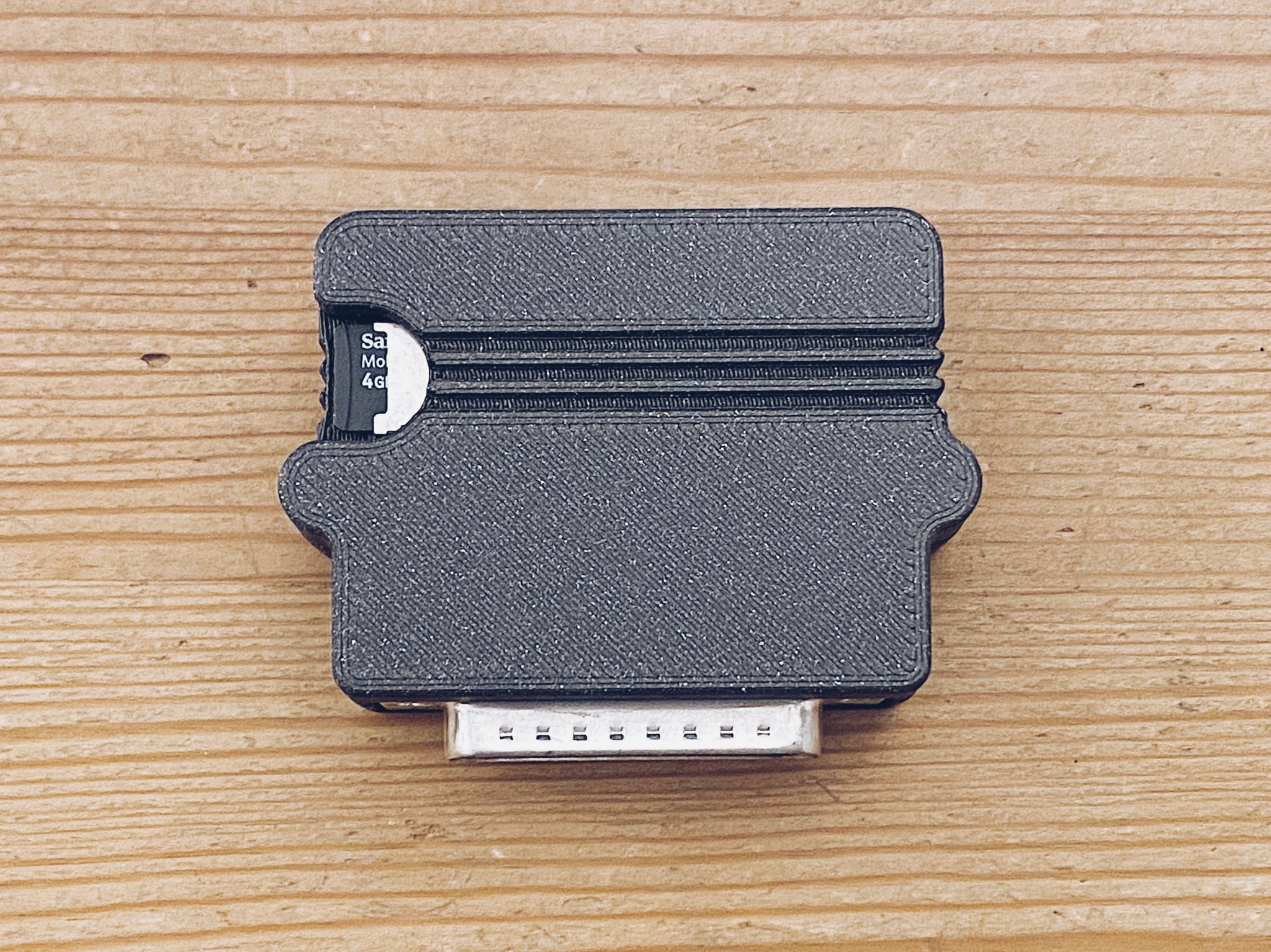 Vỏ ngoài BlueSCSI kiểu retro cho ổ cứng giả lập