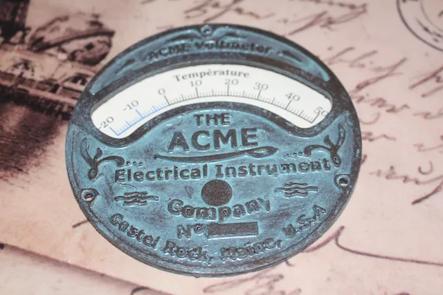 Nhiệt kế Steampunk với cảm biến nhiệt độ LM35