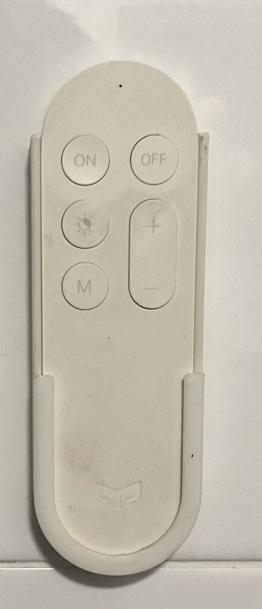 Giá đỡ điều khiển Yeelight gắn tường với nhãn commander