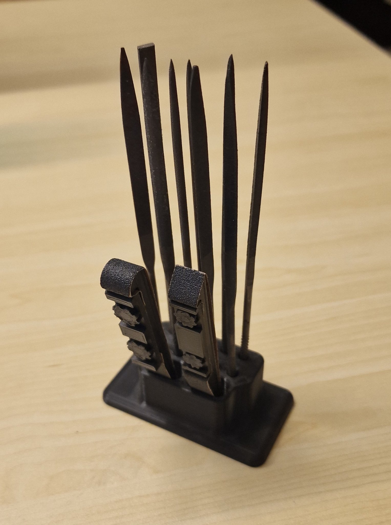 Giá đỡ bàn cho mười cây kim và hai khối chà nhám