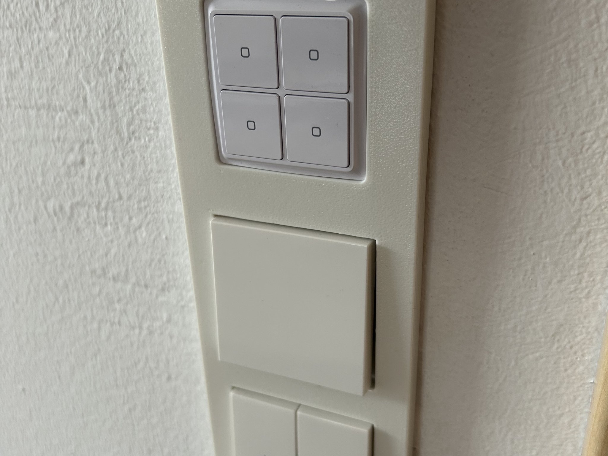 Công tắc tường Shelly WS4 trong khung Gira 55 ba ngăn