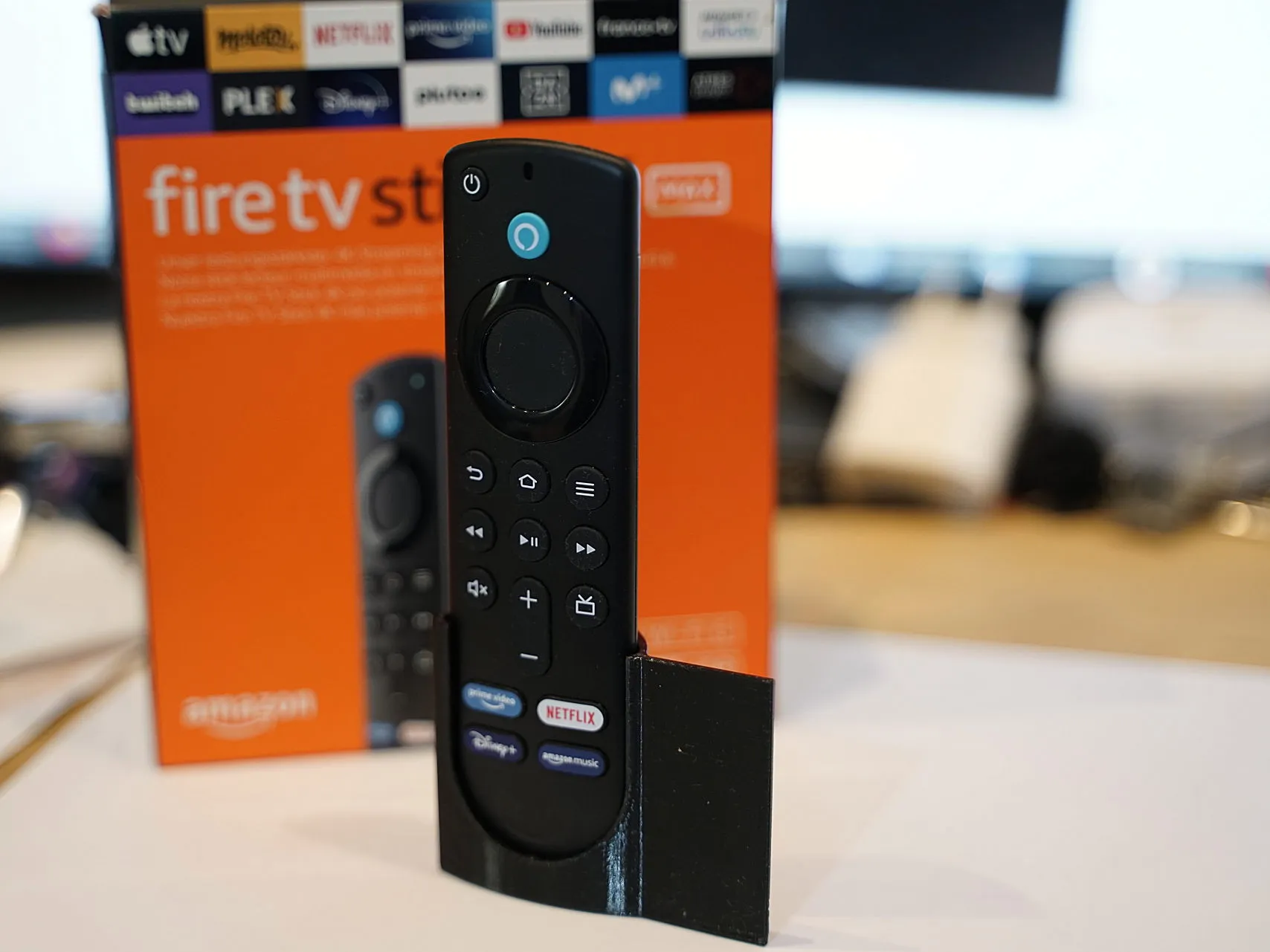 Giá đỡ điều khiển từ xa Fire TV gắn trên màn hình