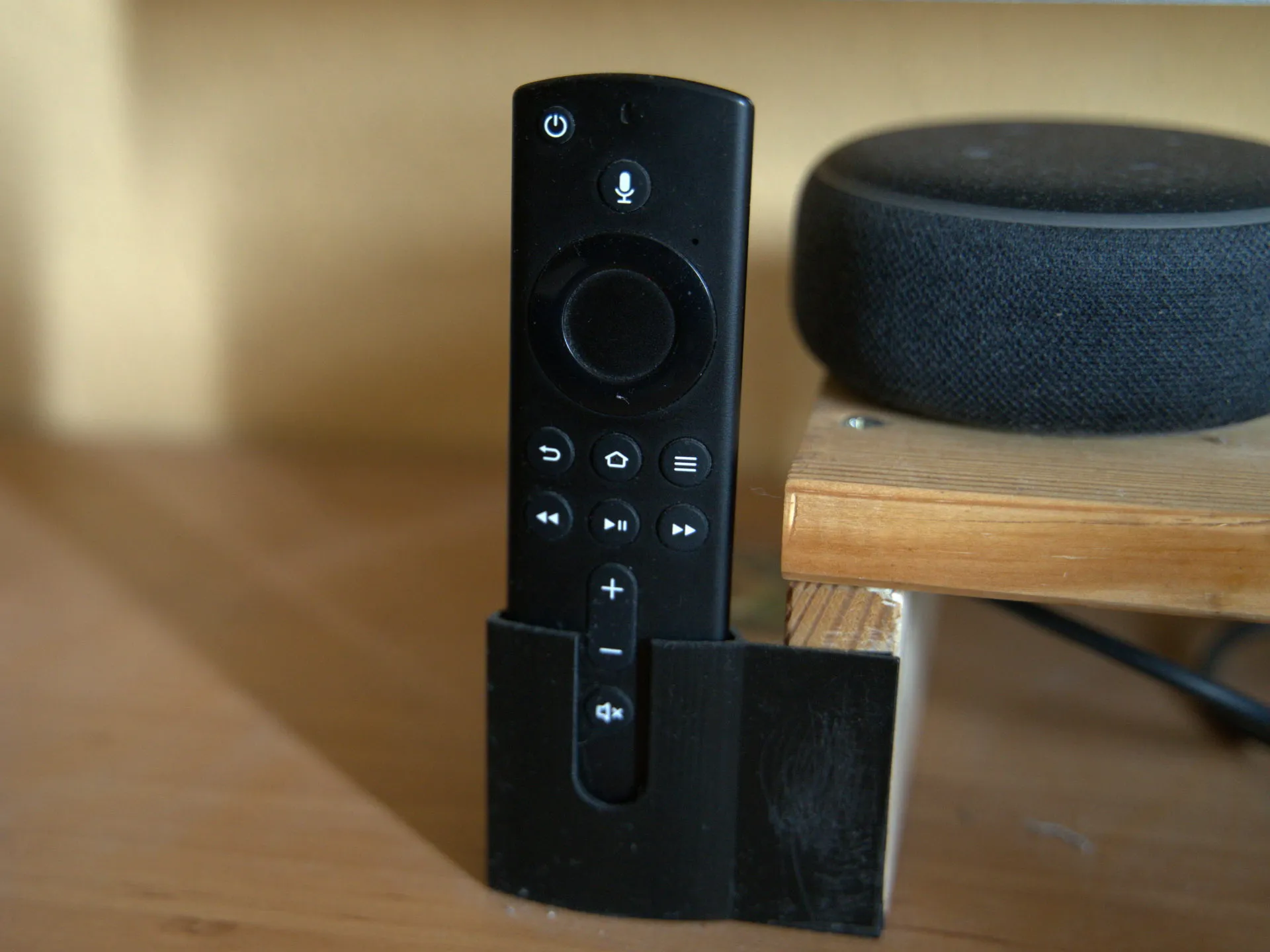 Giá đỡ điều khiển từ xa Fire TV gắn trên màn hình