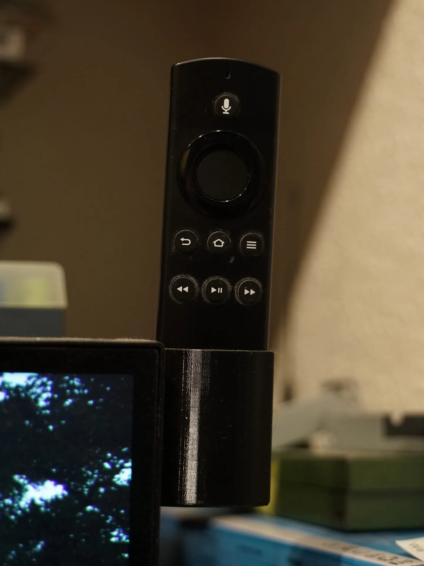 Giá đỡ điều khiển từ xa Fire TV gắn trên màn hình