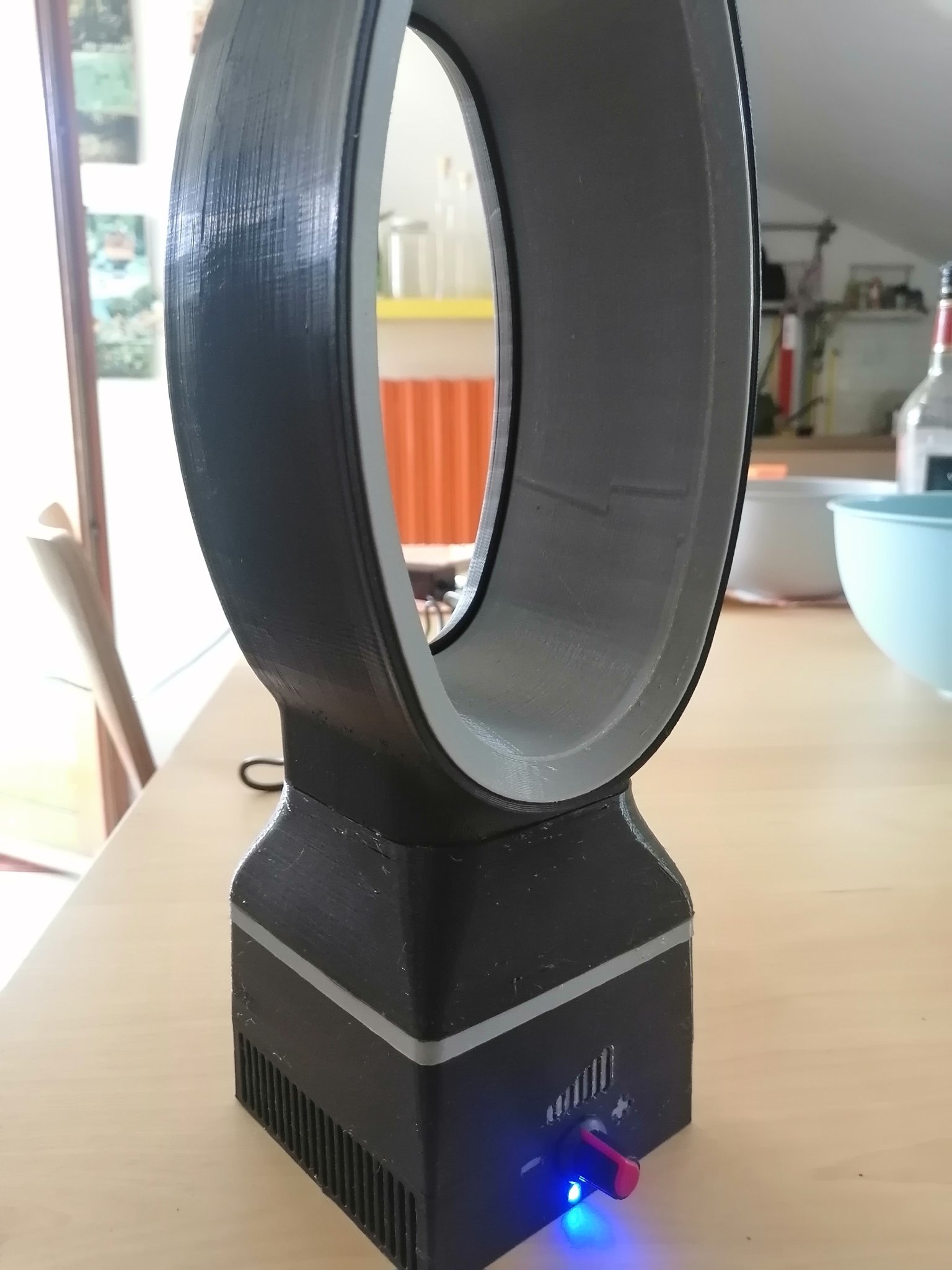 Quạt không cánh 80mm với thiết kế hiện đại