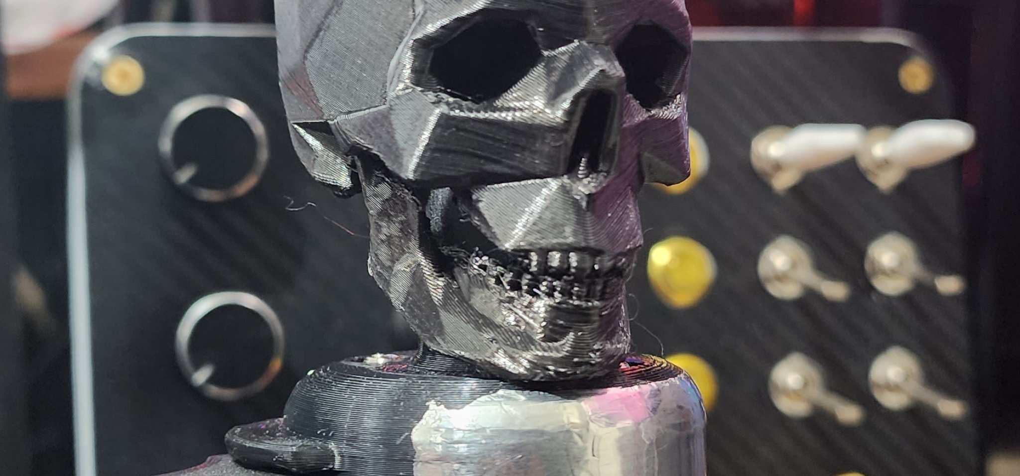 Núm chuyển số hình đầu lâu phong cách low poly