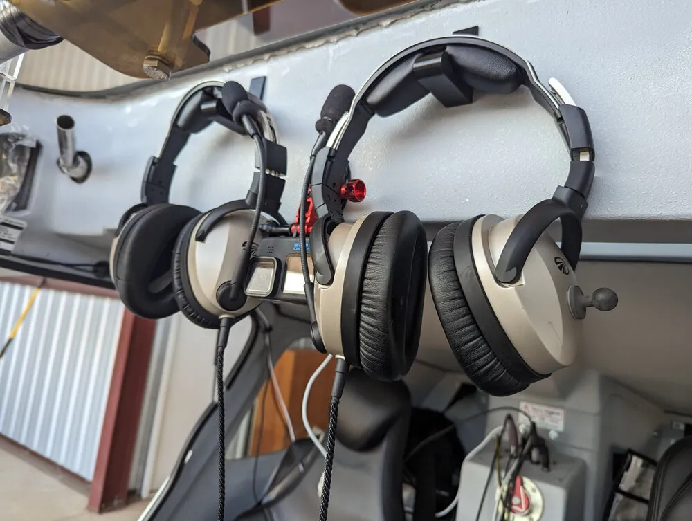 Giá đỡ tai nghe hàng không Lightspeed cho máy bay