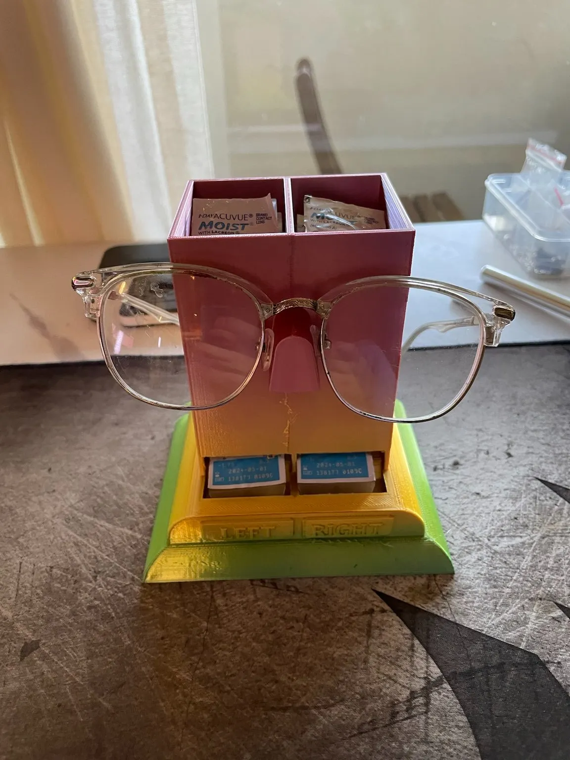 Giá đỡ kính và bộ phân phối kính áp tròng kết hợp