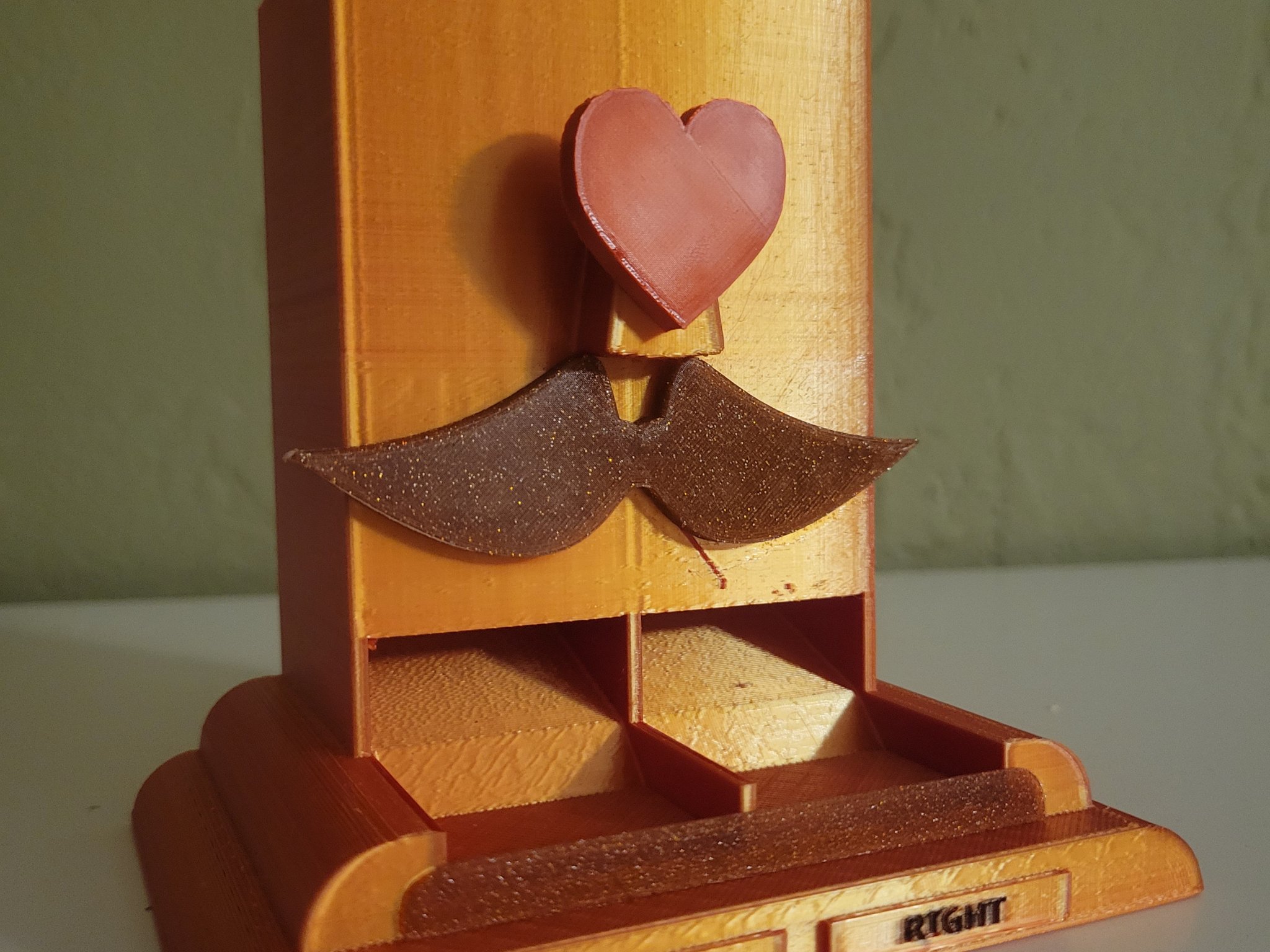 Giá đỡ kính mắt và bộ phân phát kính áp tròng