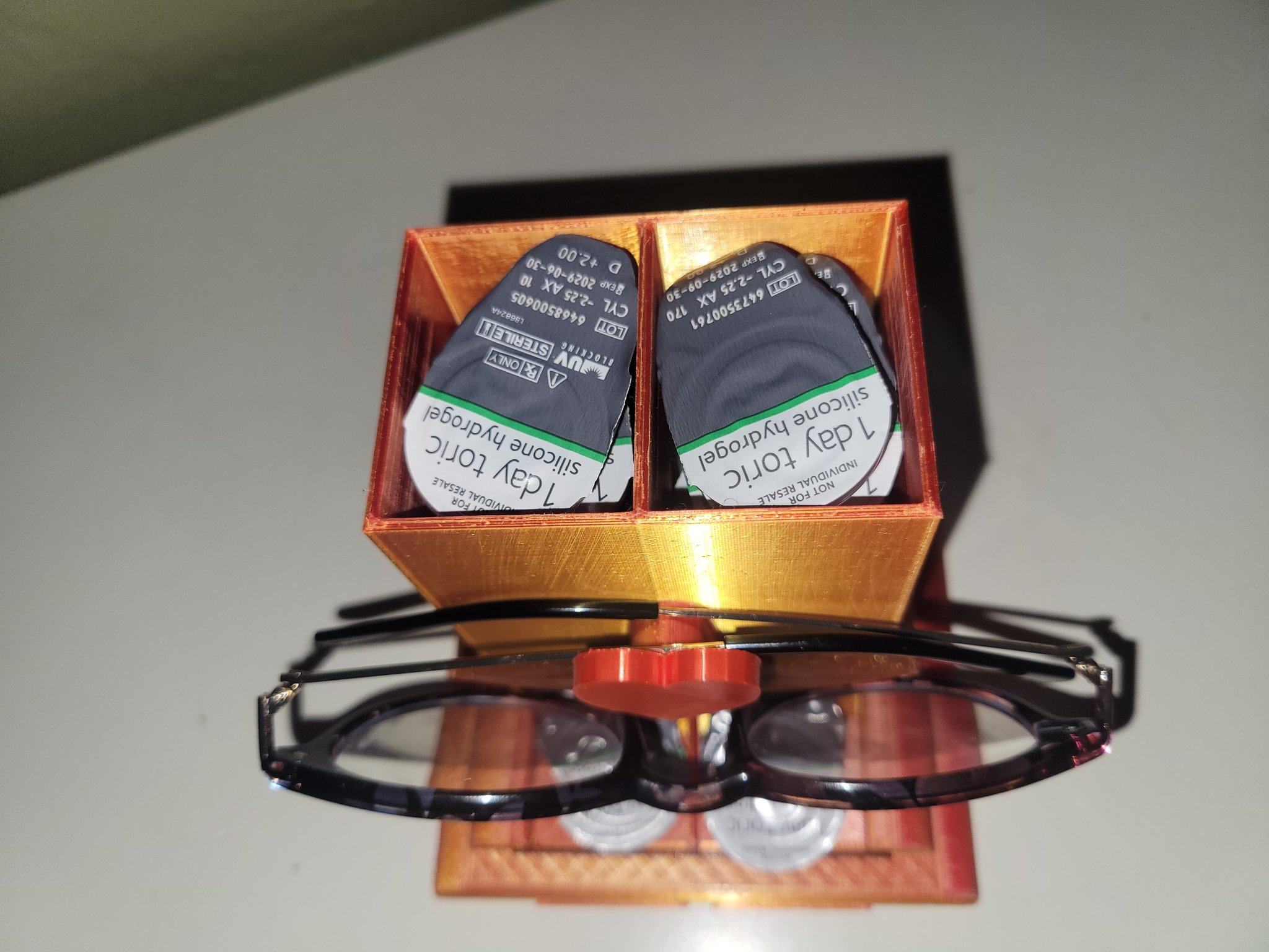 Giá đỡ kính mắt và bộ phân phát kính áp tròng