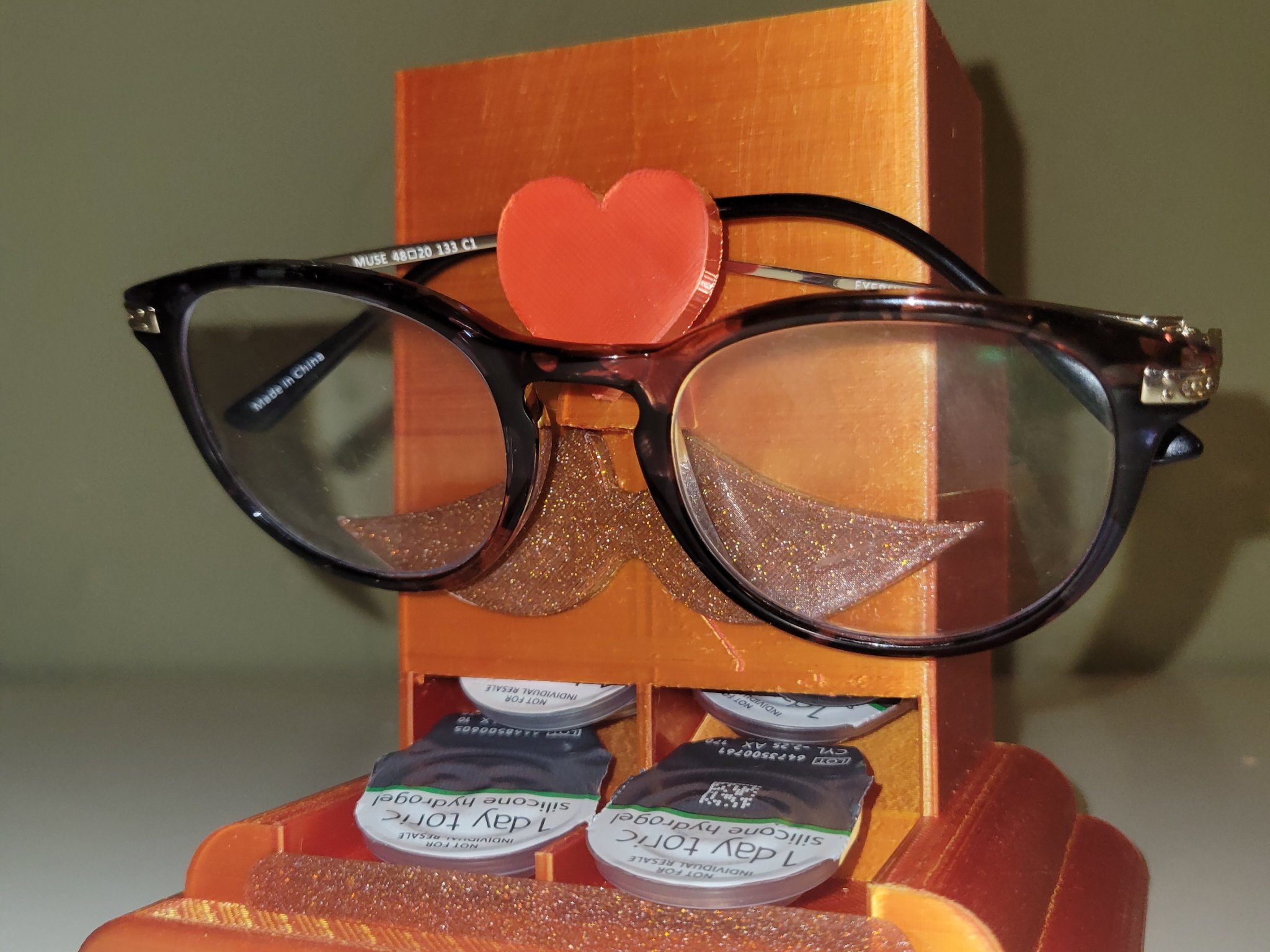 Giá đỡ kính mắt và bộ phân phát kính áp tròng