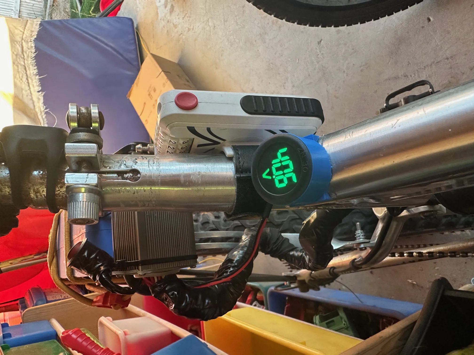 Giá đỡ đồng hồ voltmeter gắn tròn cho xe đạp điện