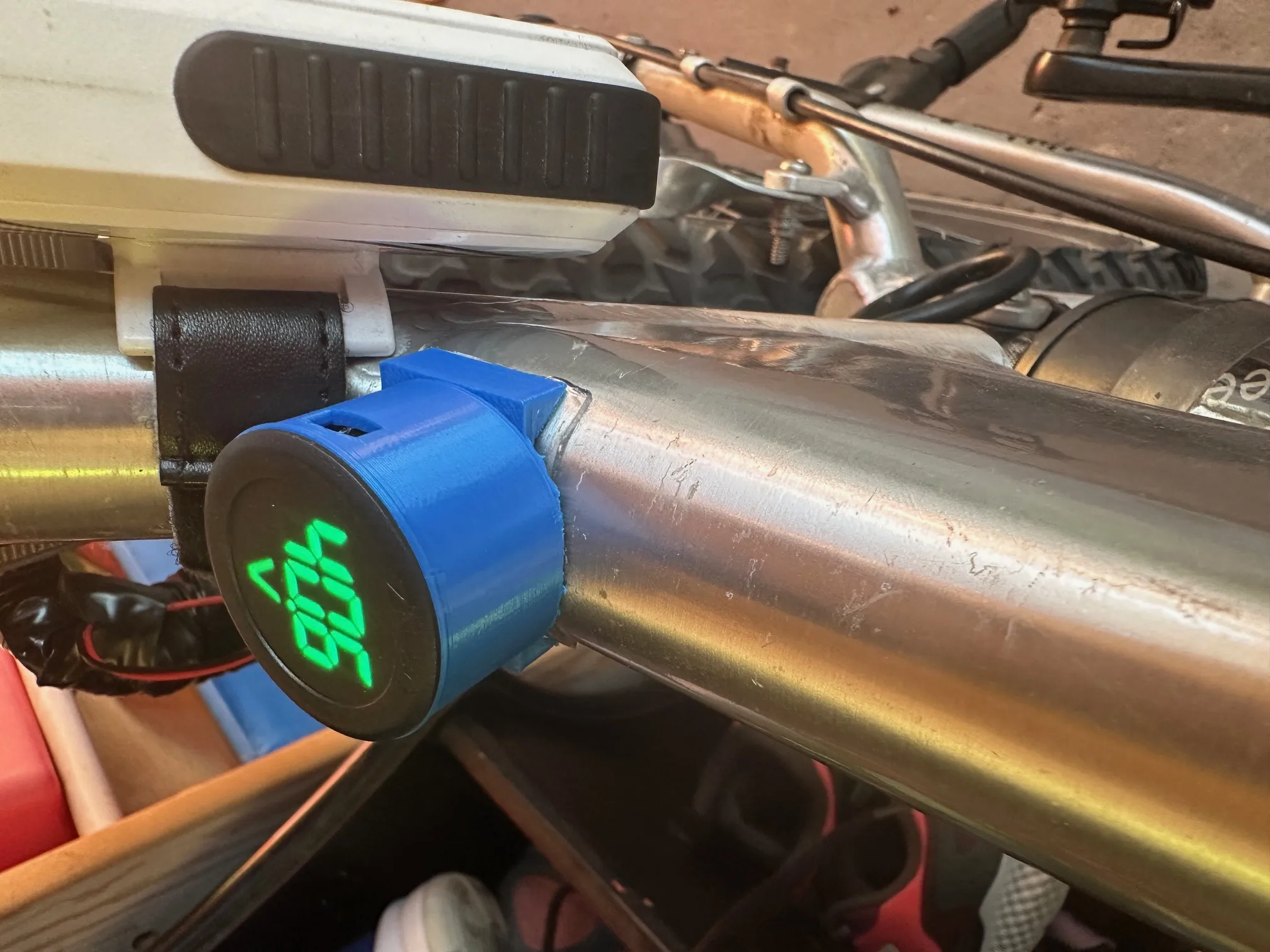 Giá đỡ đồng hồ voltmeter gắn tròn cho xe đạp điện