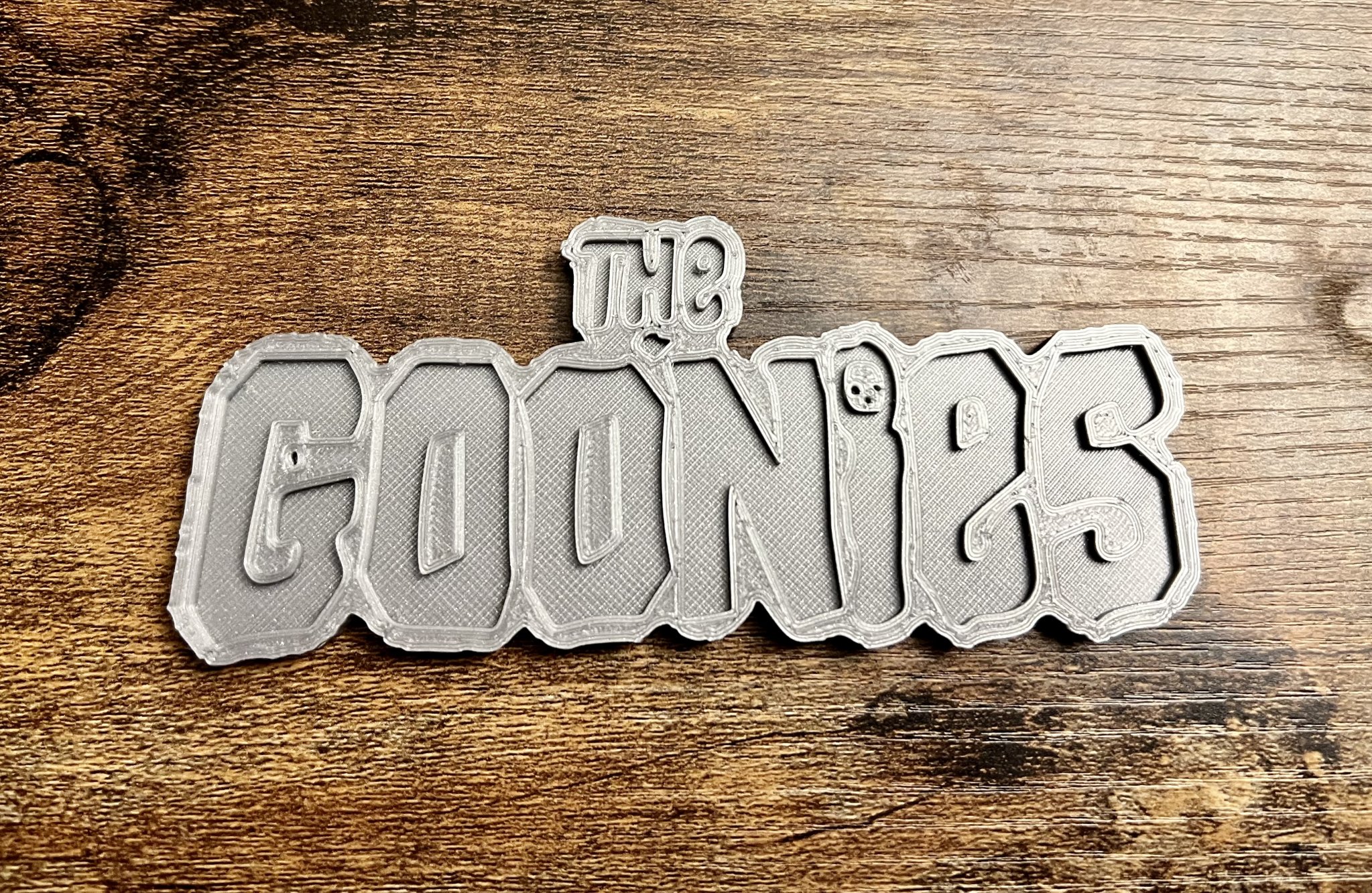 Nam châm logo Goonies kích thước 8x3mm