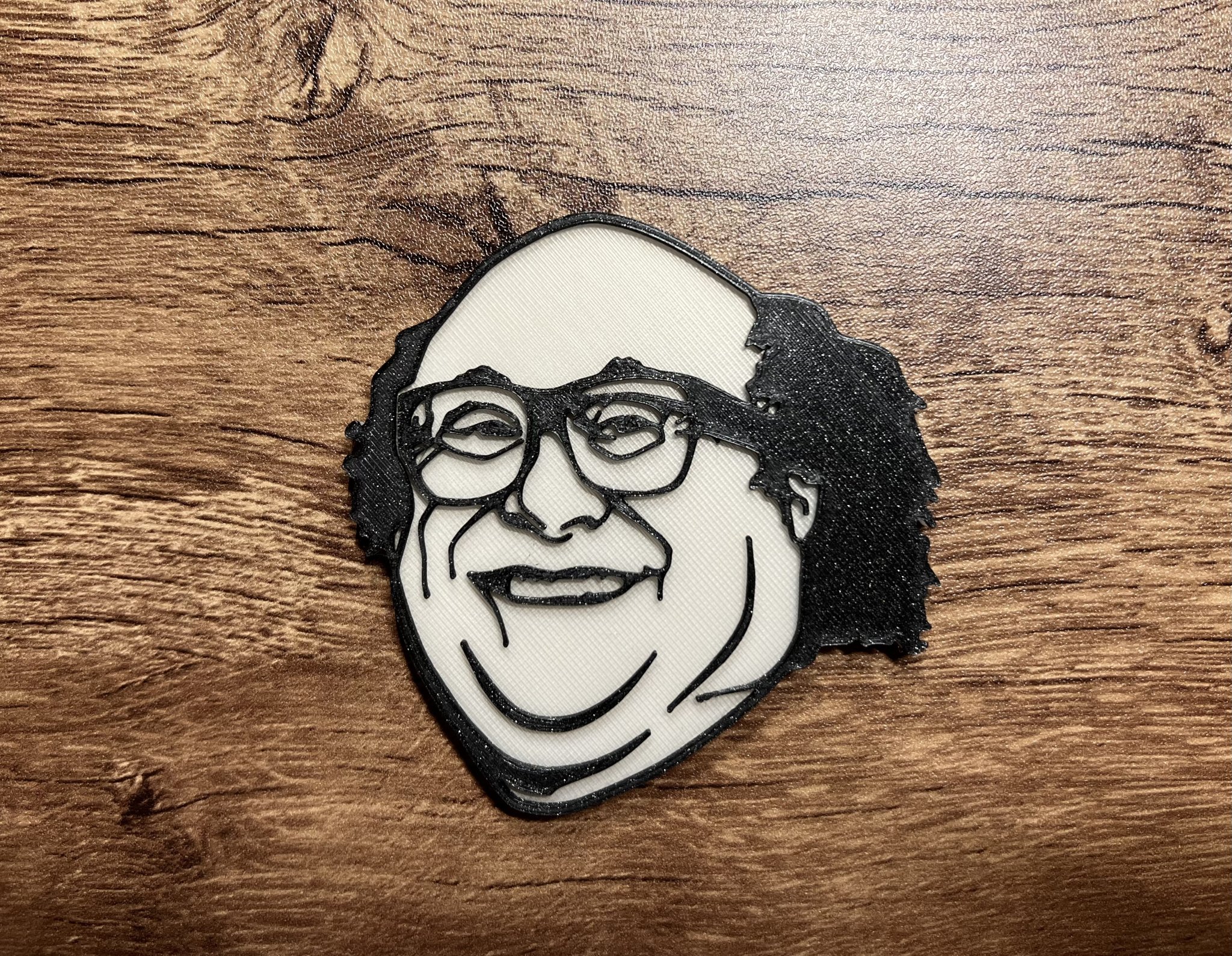 Nam diễn viên Danny DeVito với nam châm 8x3mm