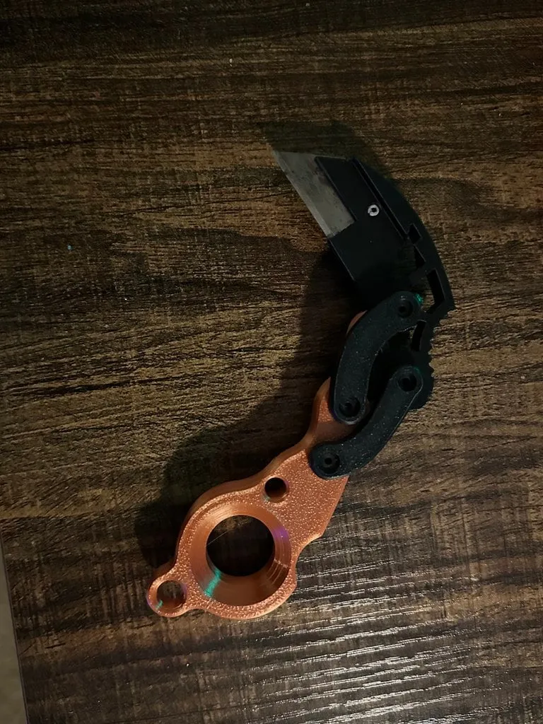 Lưỡi dao tiện ích Karambit nguy hiểm và tinh tế