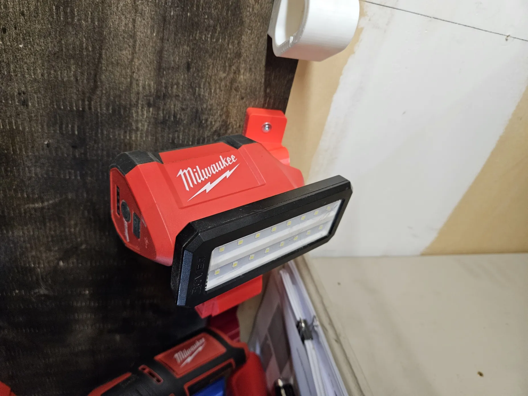 Giá đỡ công cụ Milwaukee M12 lắp tại vị trí pin