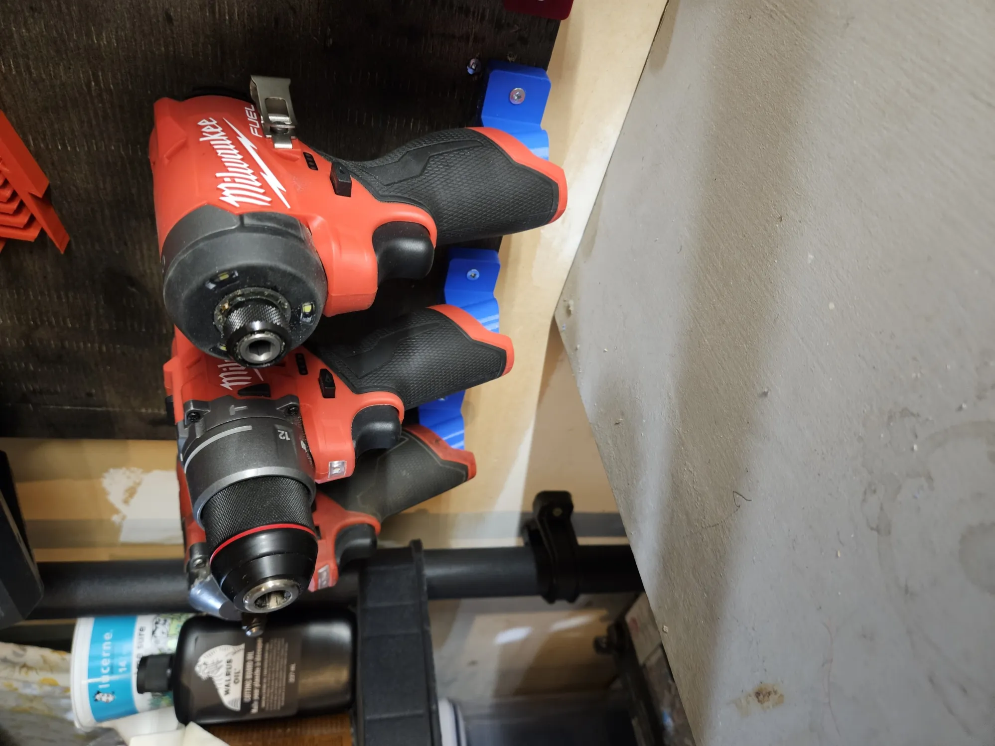 Giá đỡ công cụ Milwaukee M12 lắp tại vị trí pin