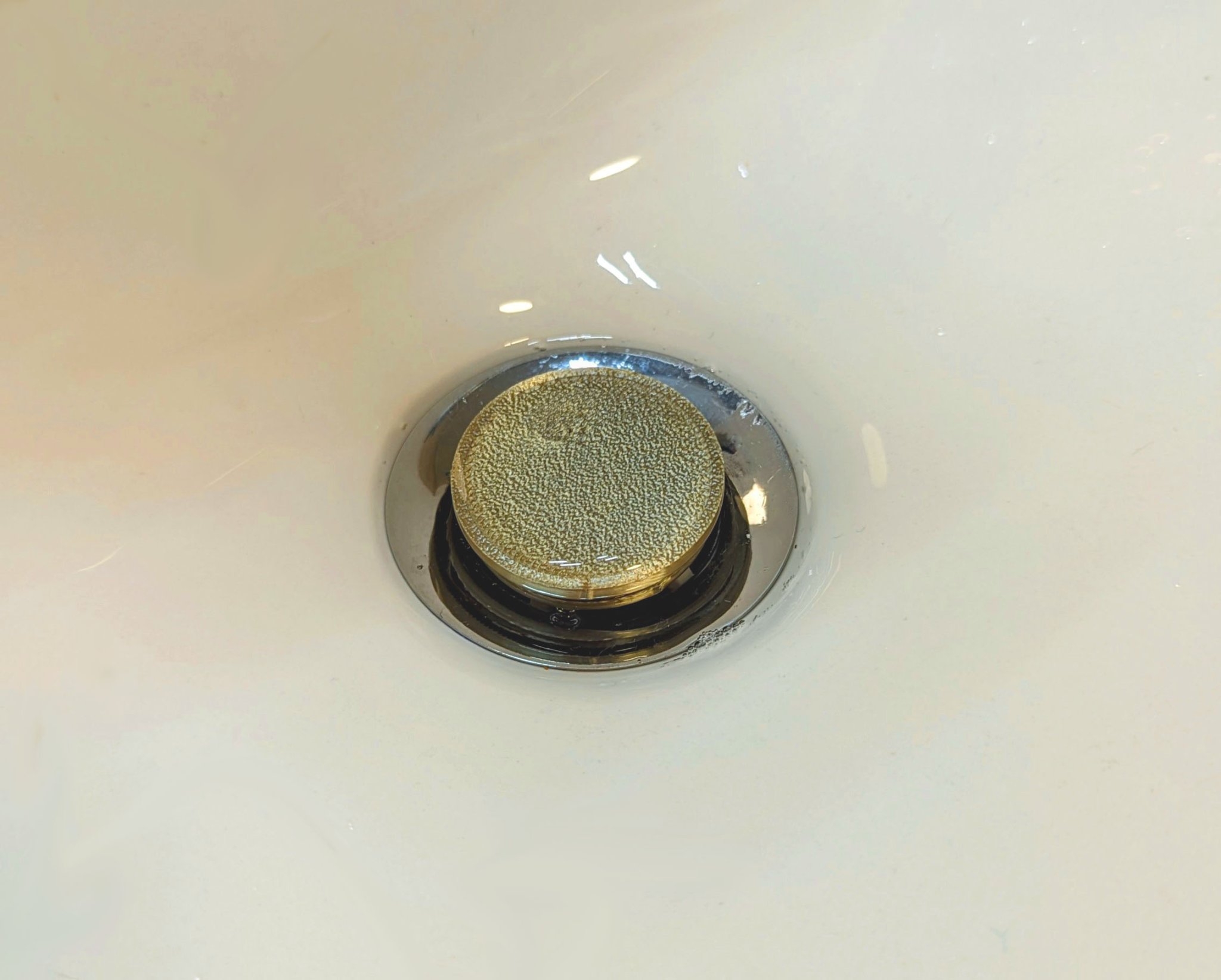 Nắp chặn bồn rửa thiết kế hơi phức tạp