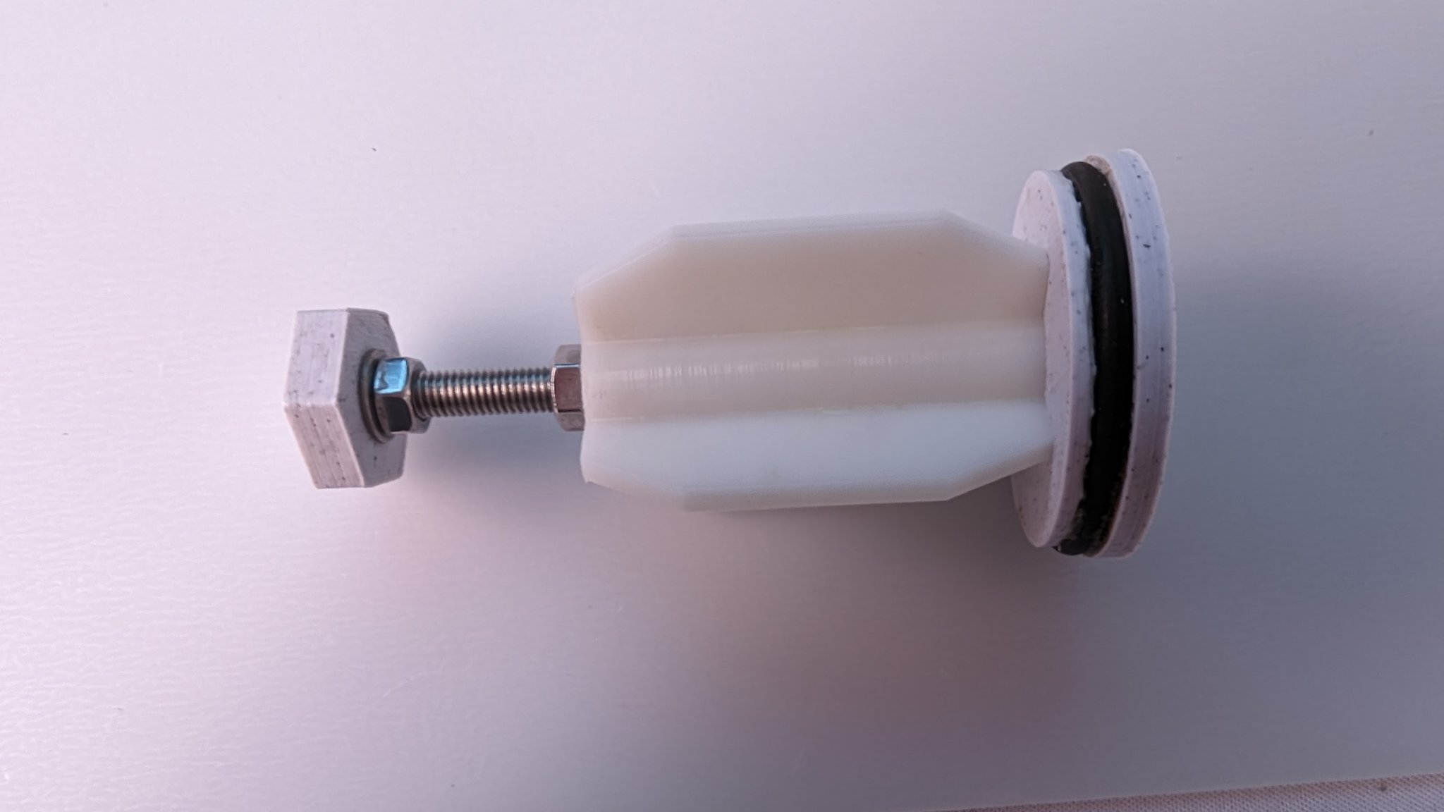 Nắp chặn bồn rửa thiết kế hơi phức tạp